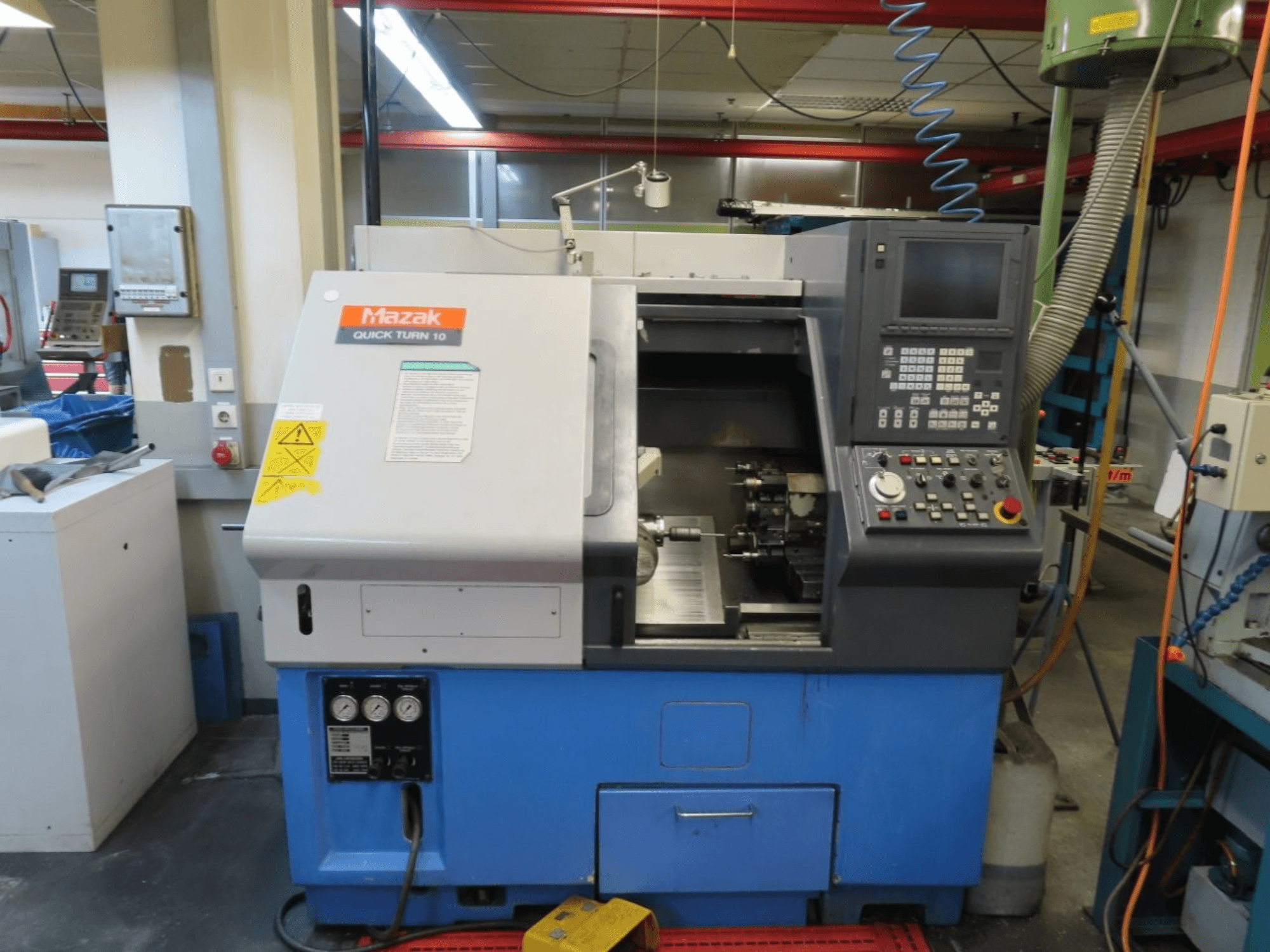 Horizontale Drehmaschine „Mazak Quick Turn 10“ in Frontansicht, mit Bedienfeld, Spindel und Kühlmittelsystem.