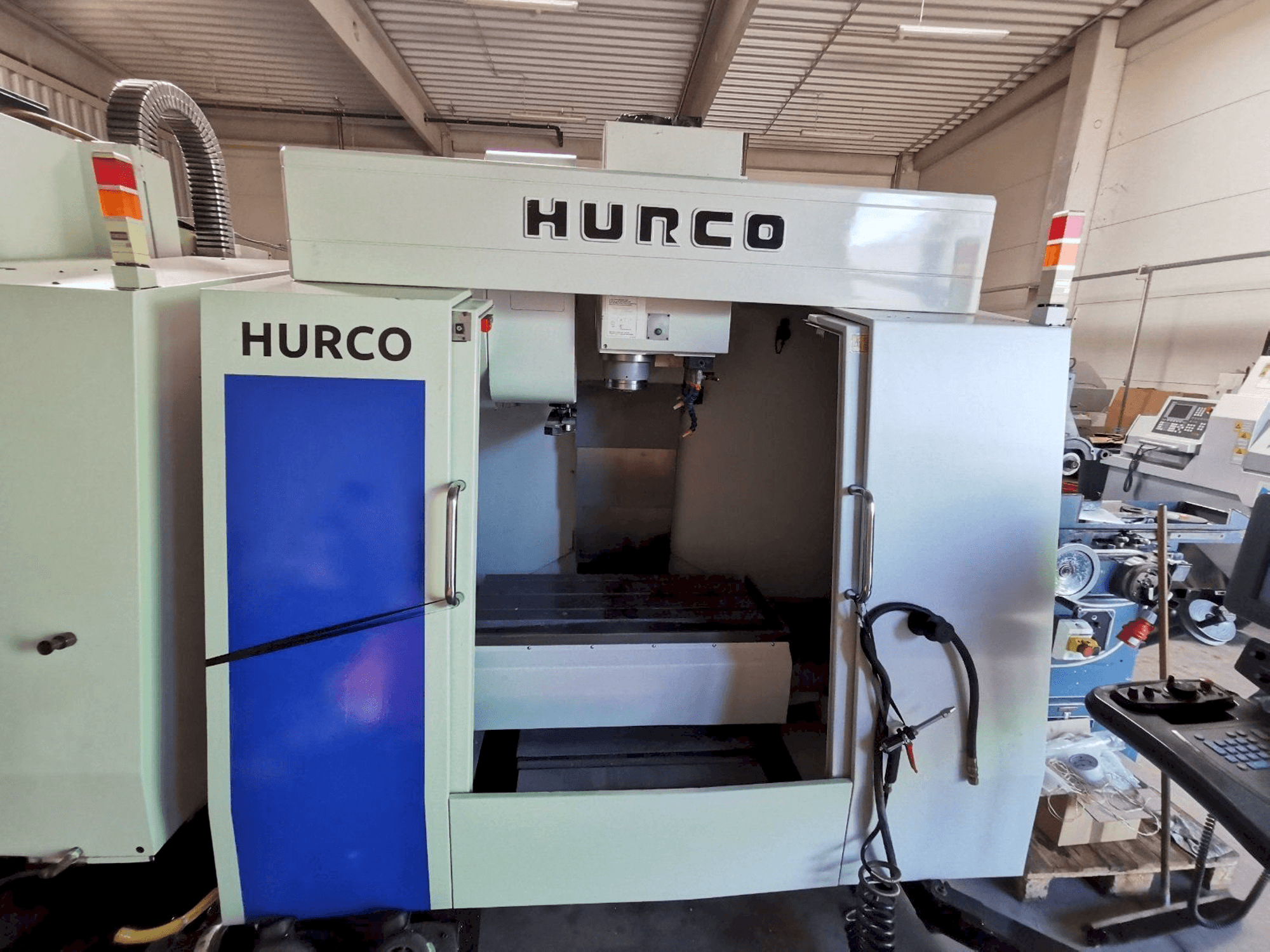 Frontansicht der Hurco BMC 30 Maschine