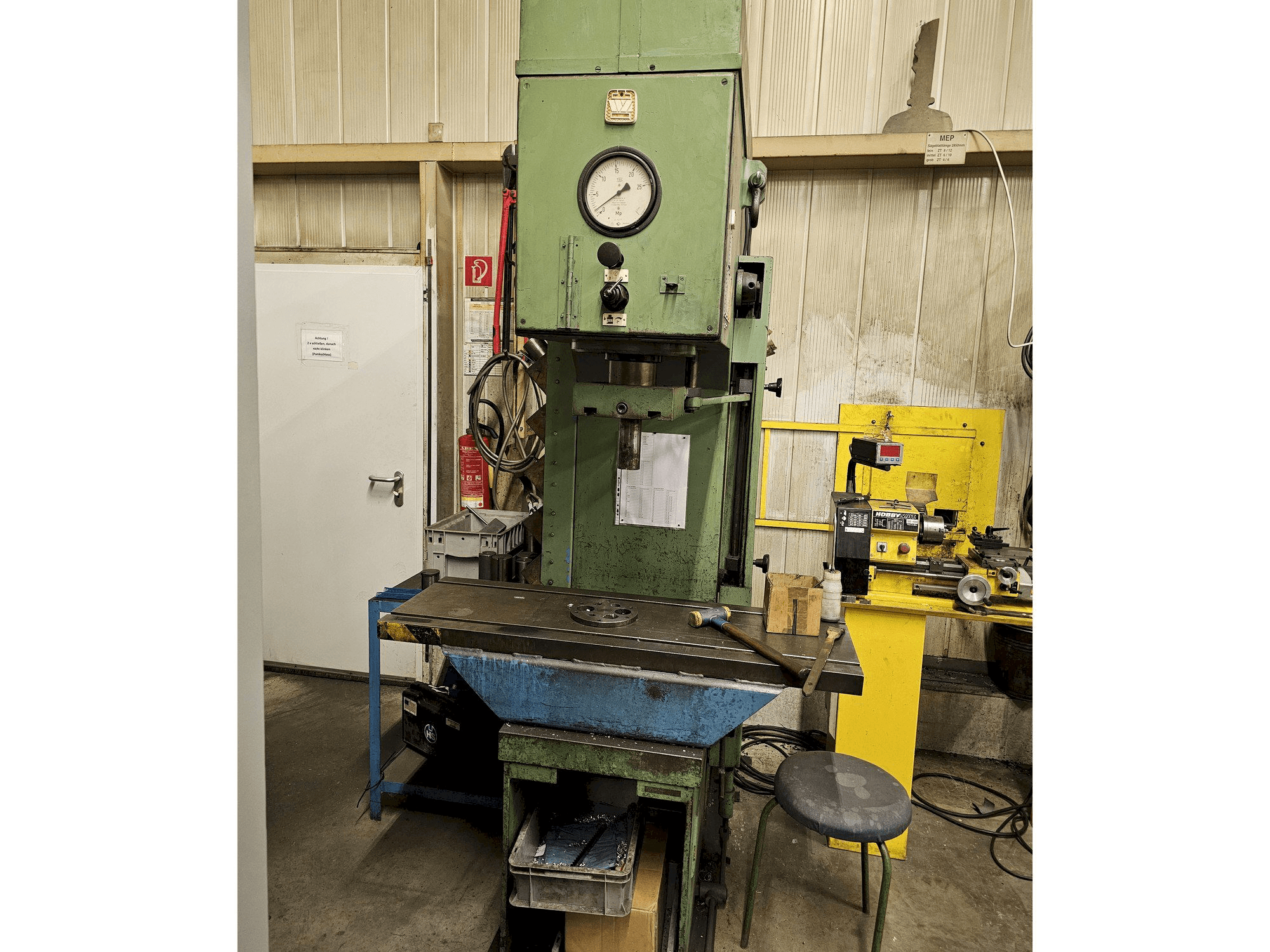 Frontansicht der VEB PYE/25/1 Maschine