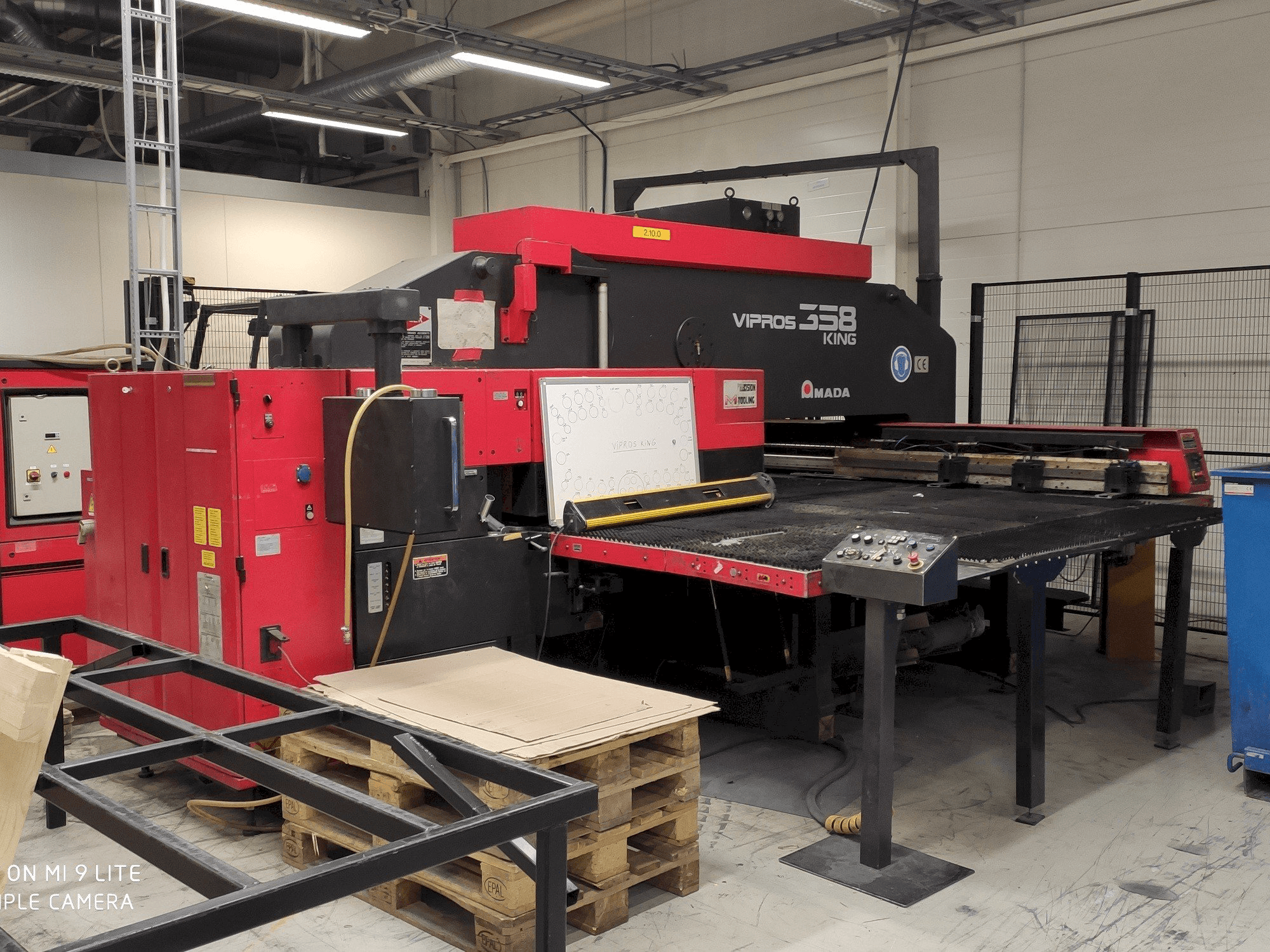 Frontansicht der AMADA Vipros 358 King FS18 PC EMC Maschine