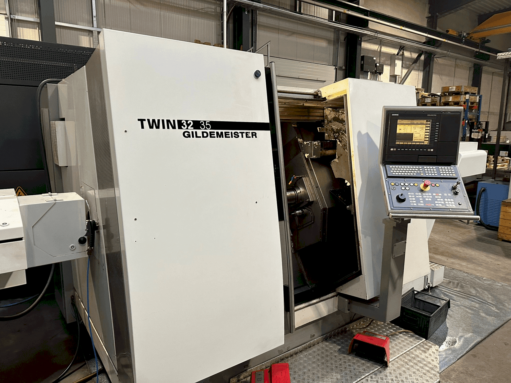 Frontansicht der Gildemeister TWIN 32 Maschine