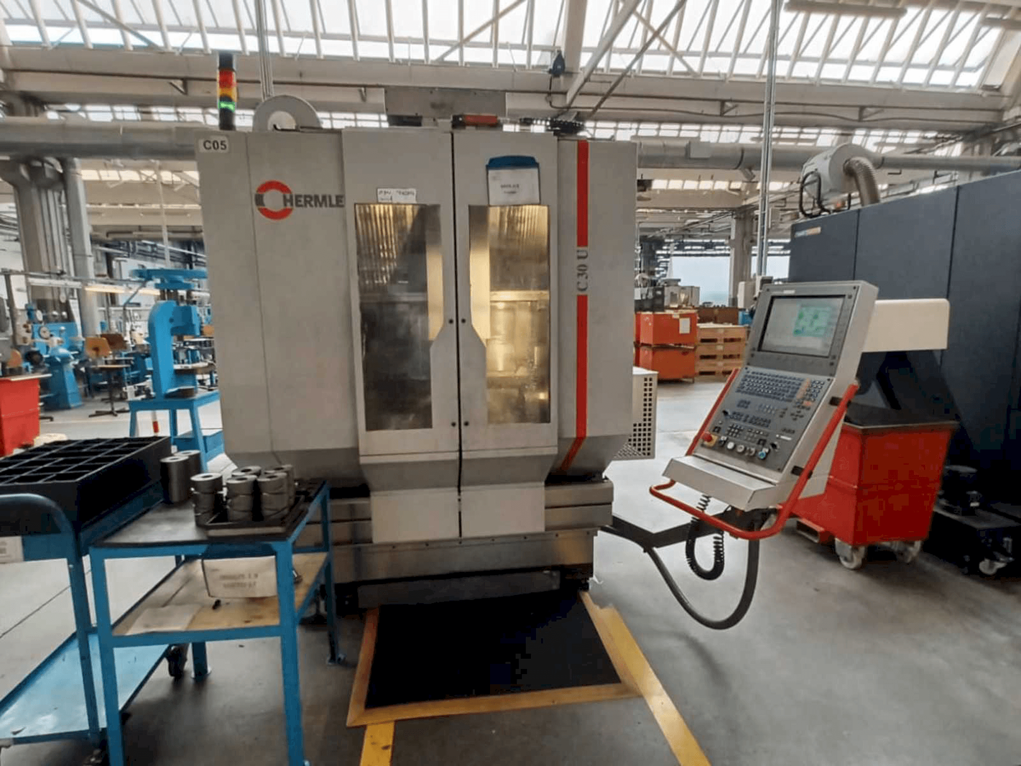 Frontansicht der HERMLE C30U Maschine