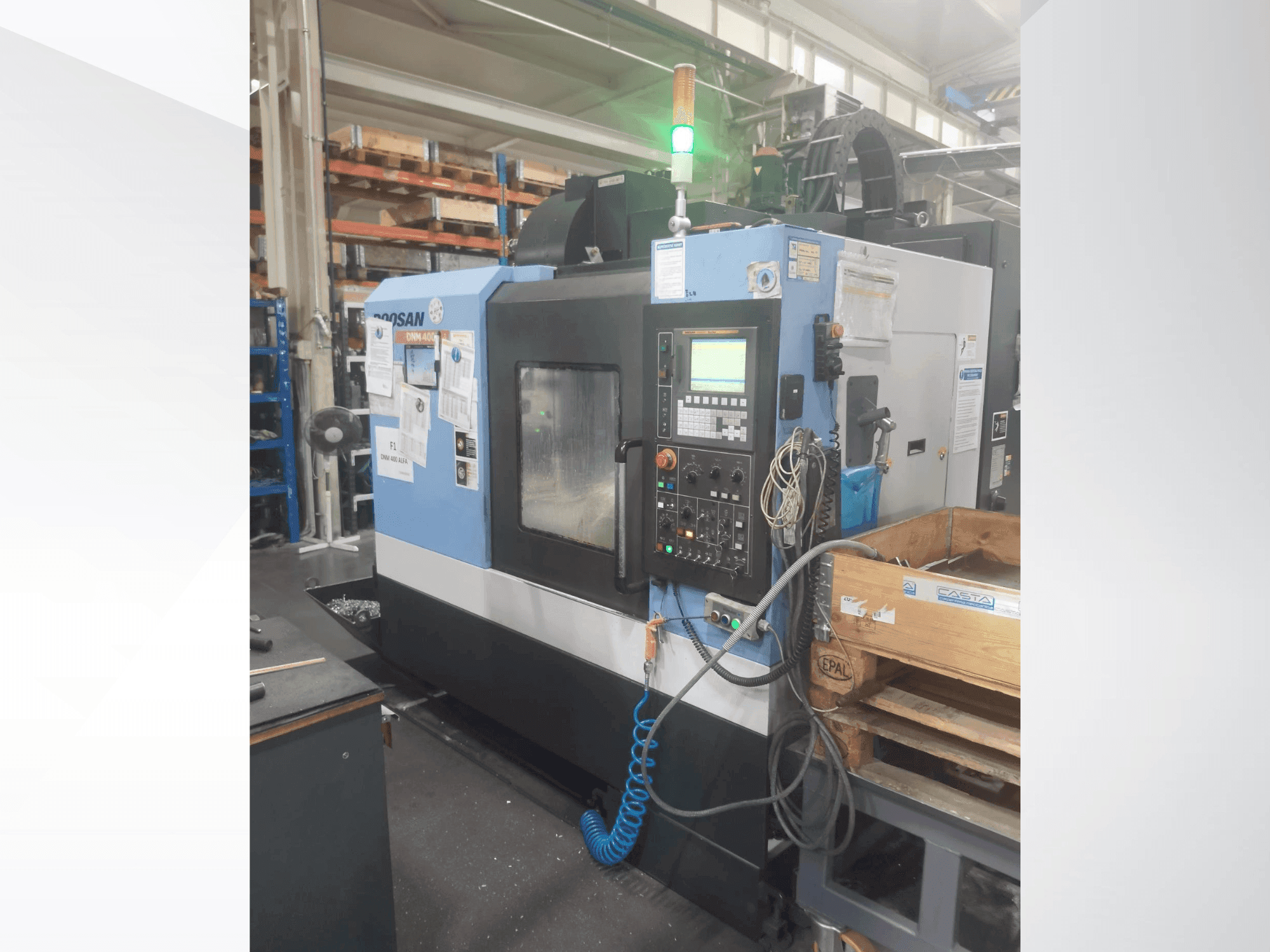 Frontansicht der DOOSAN DNM 400A Maschine