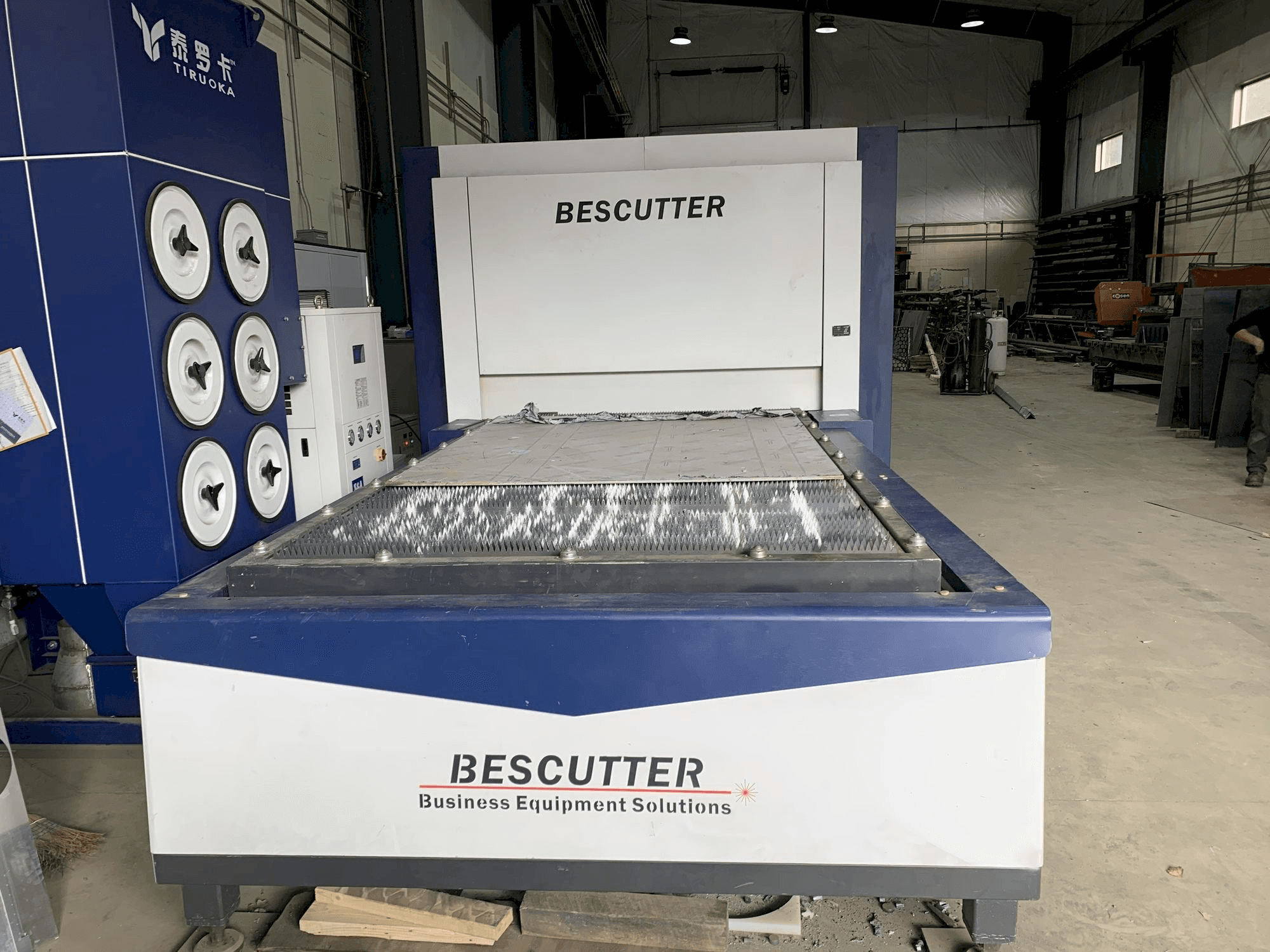 Frontansicht der BESCUTTER Tital-8000W IPG Maschine
