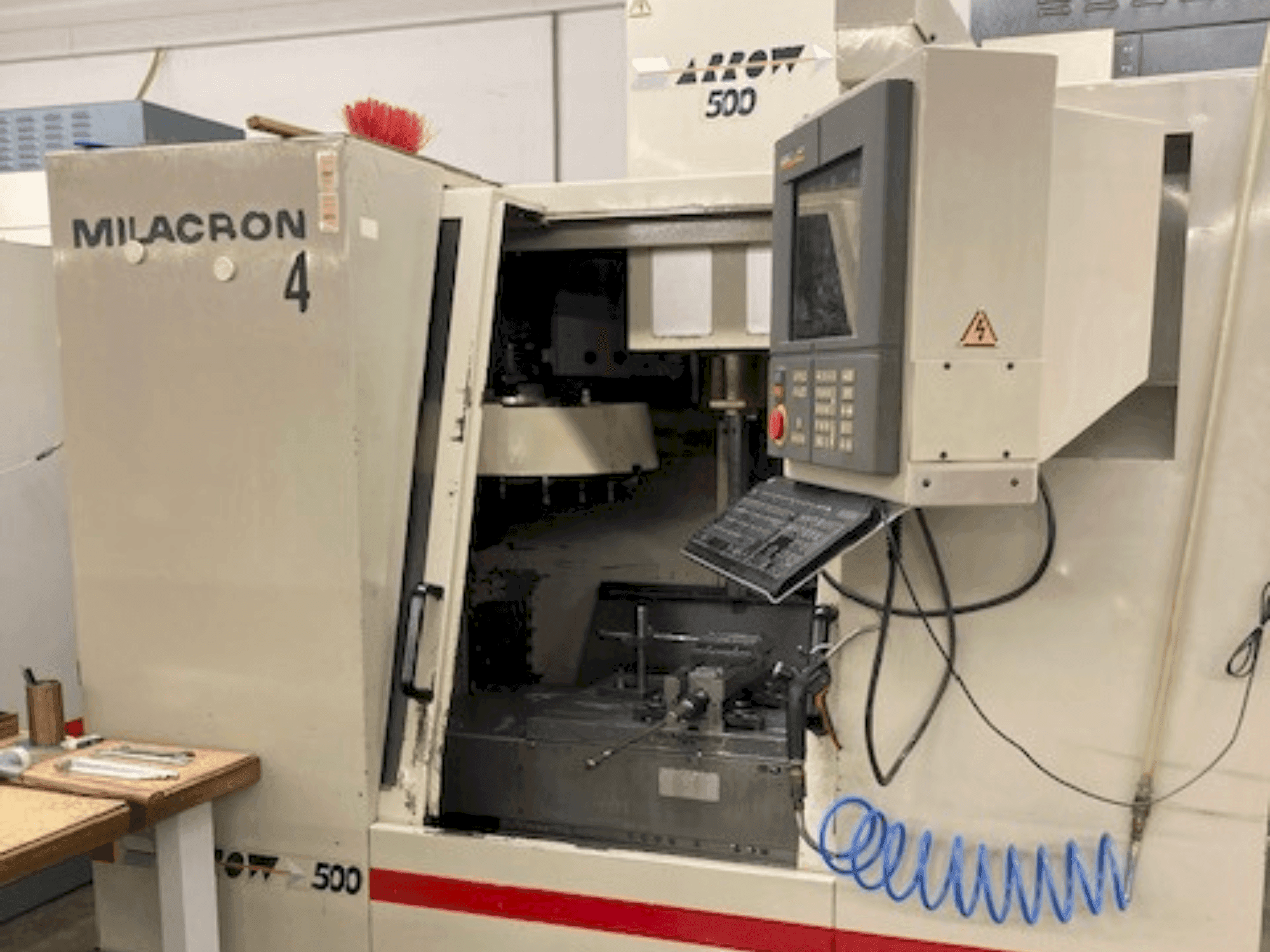 Frontansicht der Cincinnati Milacron Arrow 500 Maschine
