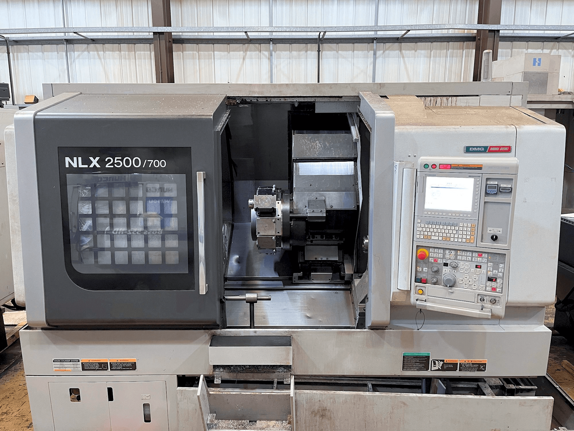 Frontansicht der MORI SEIKI NLX2500Y-700 Maschine