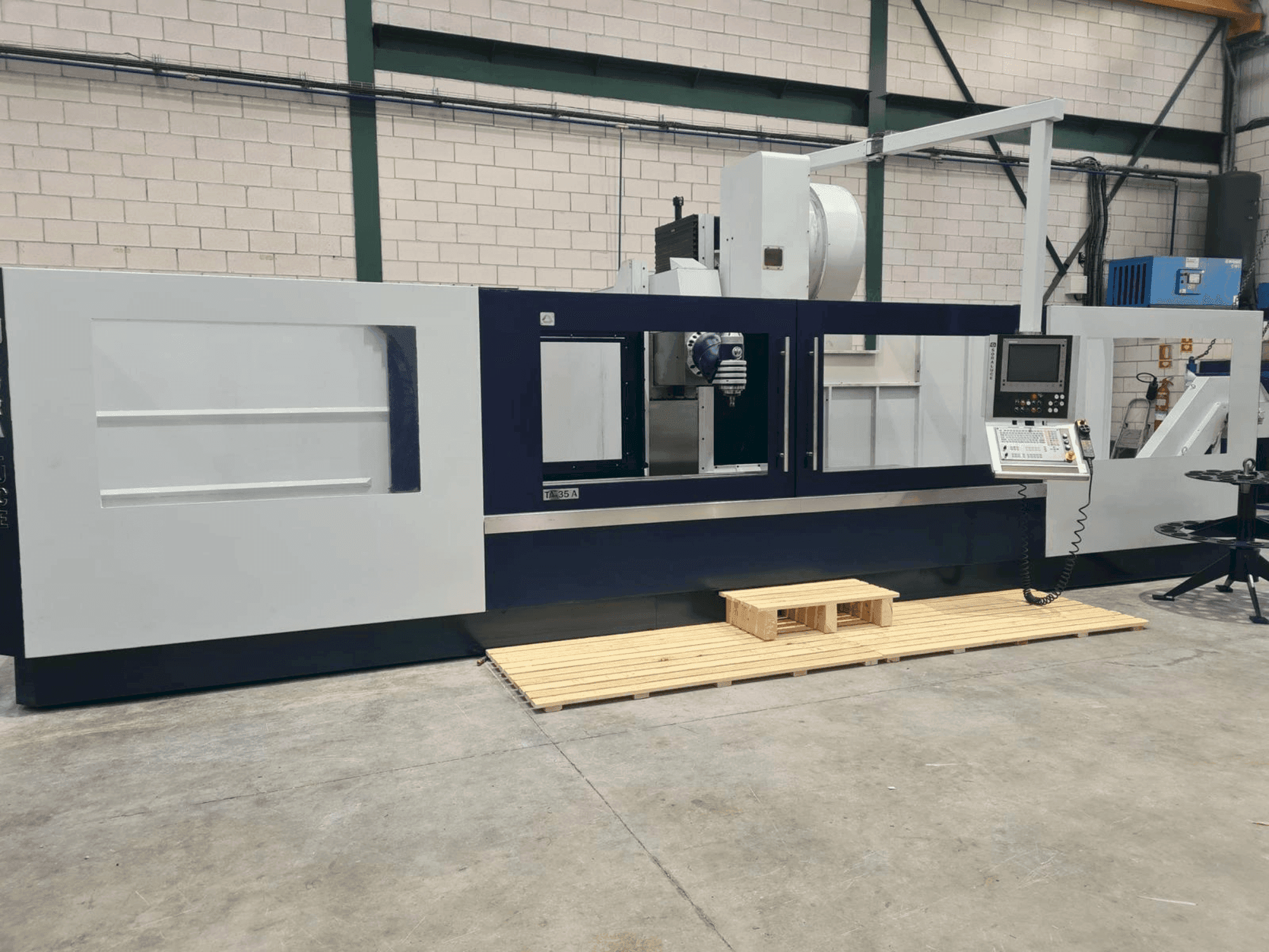 Frontansicht der Soraluce TA-35A Maschine