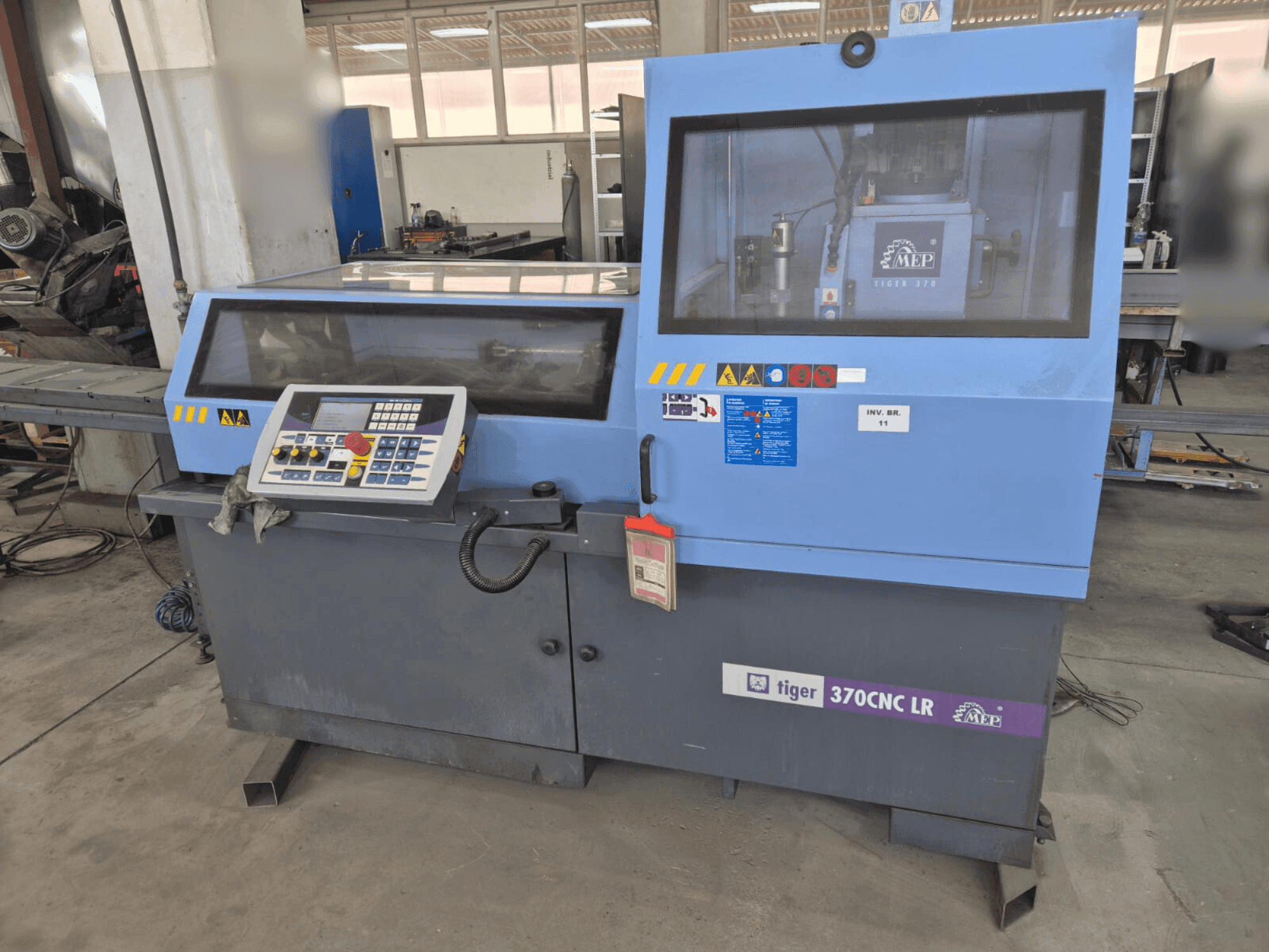 Frontansicht der MEP Tiger 370 CNC Maschine