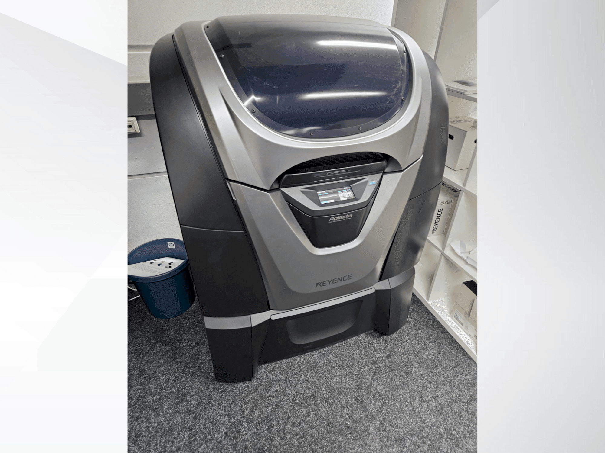 Frontansicht der KEYENCE Agilista 3200 W Maschine