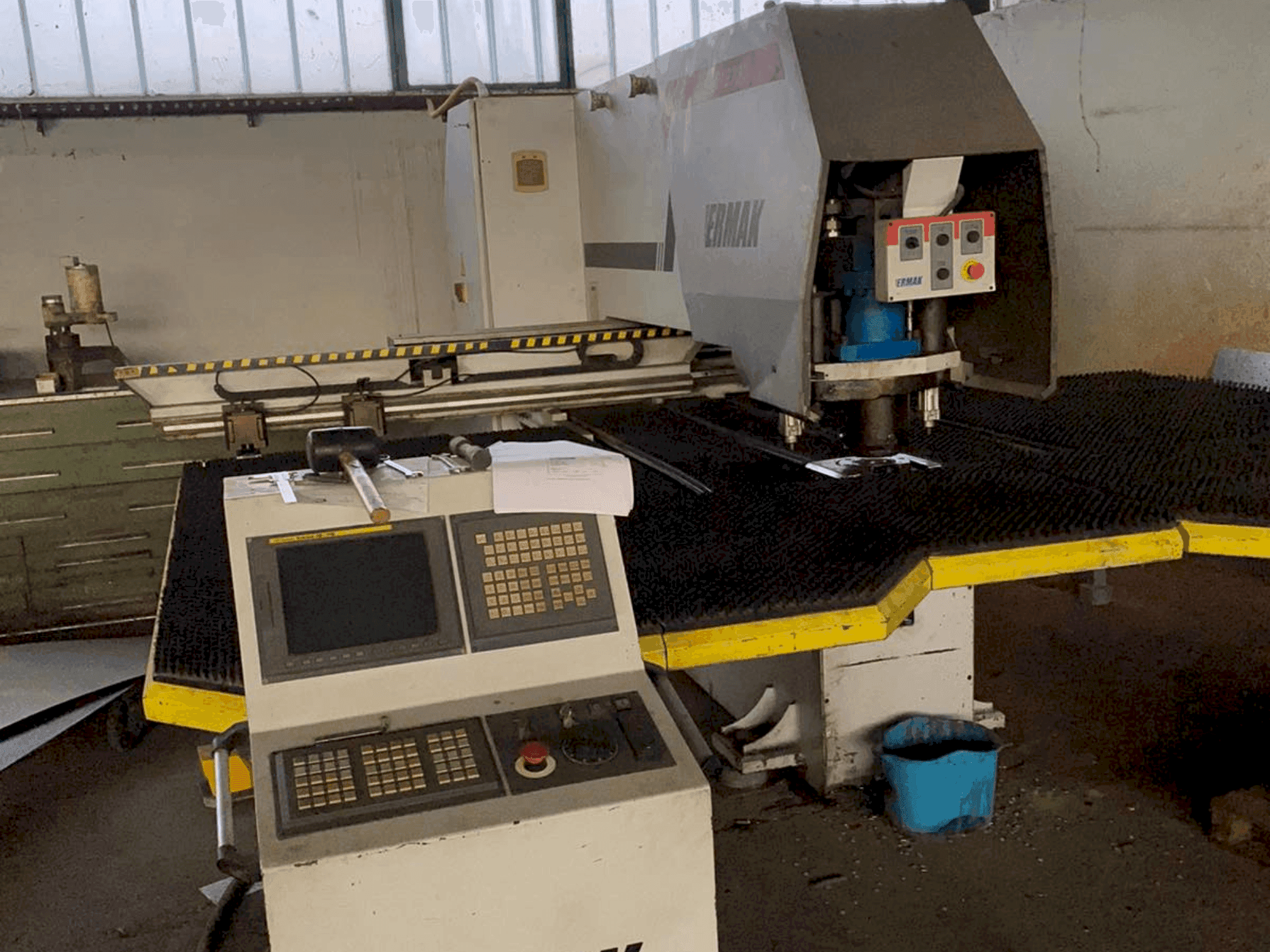 Frontansicht der ERMAK EPP 1270 x 30 Maschine