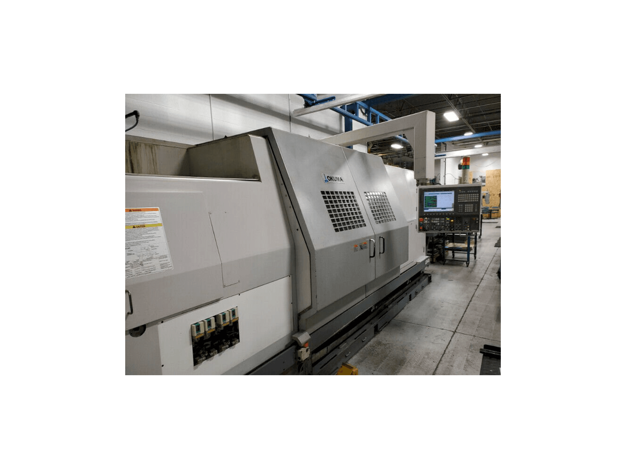 Linke Seitenansicht der Okuma LB45 II Maschine