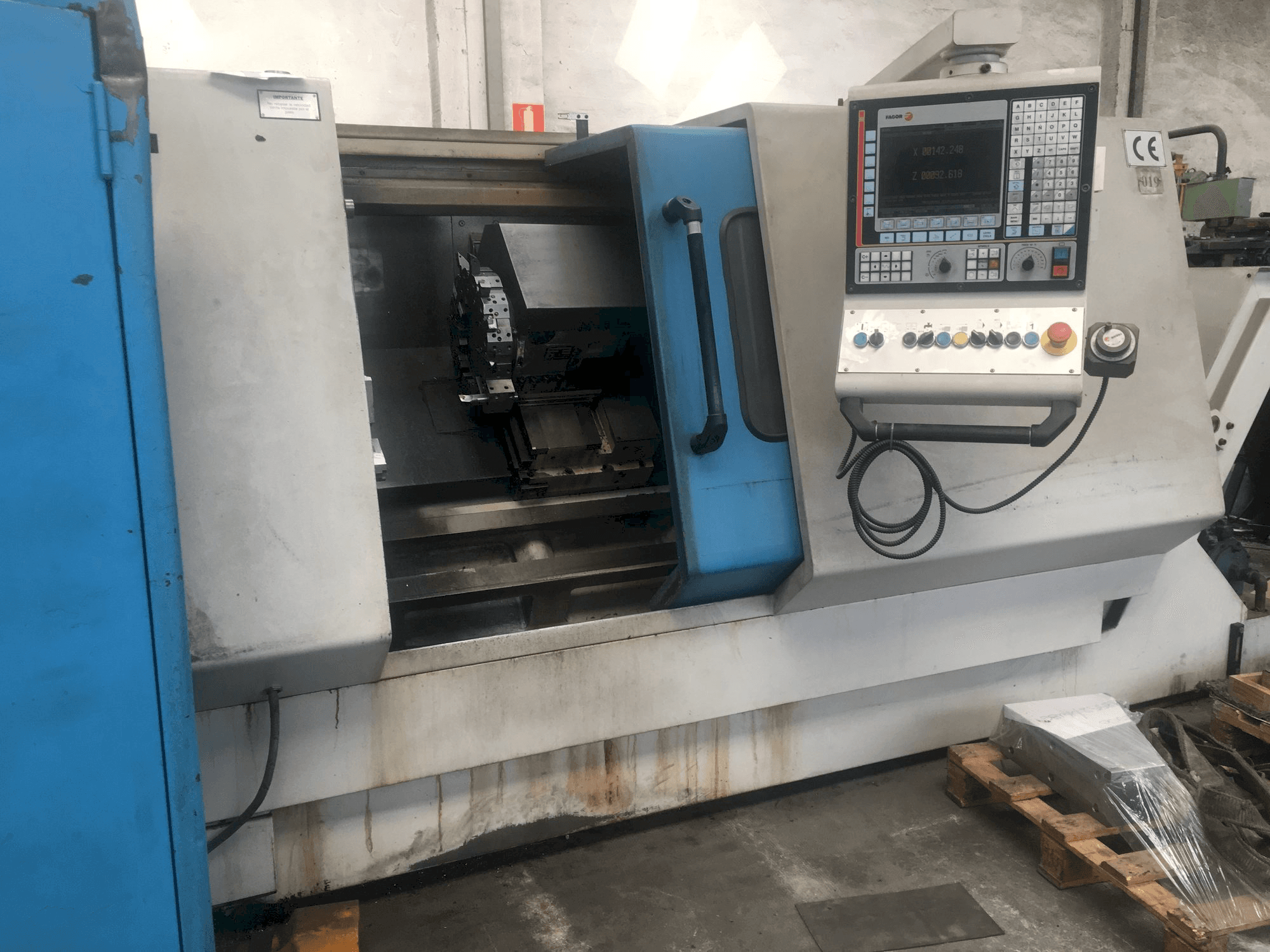 Frontansicht der Lealde TCN10-L Maschine