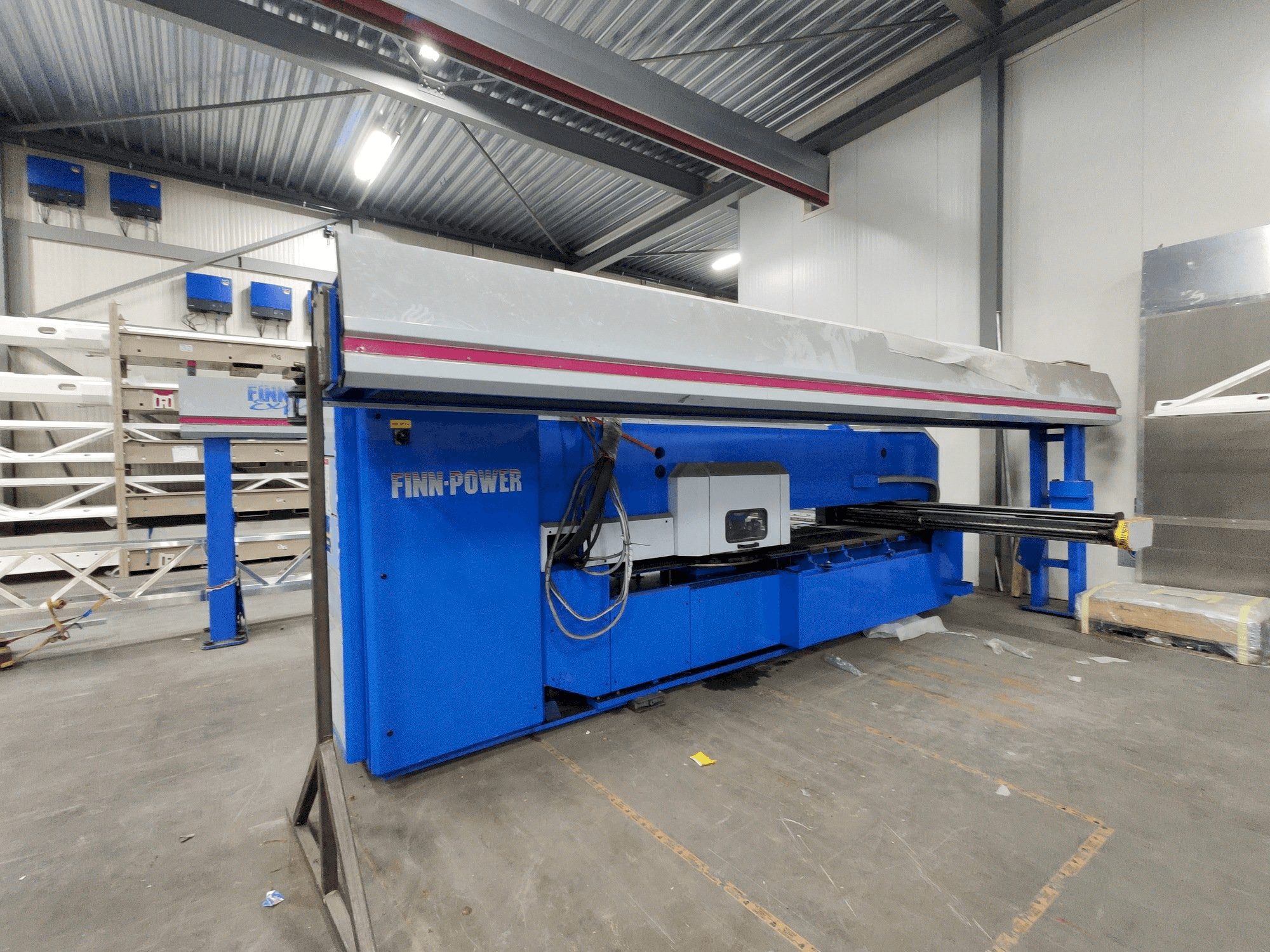Frontansicht der Finn-Power F6-25 SB/AM + FMM 300 / 1 / UT automation Maschine
