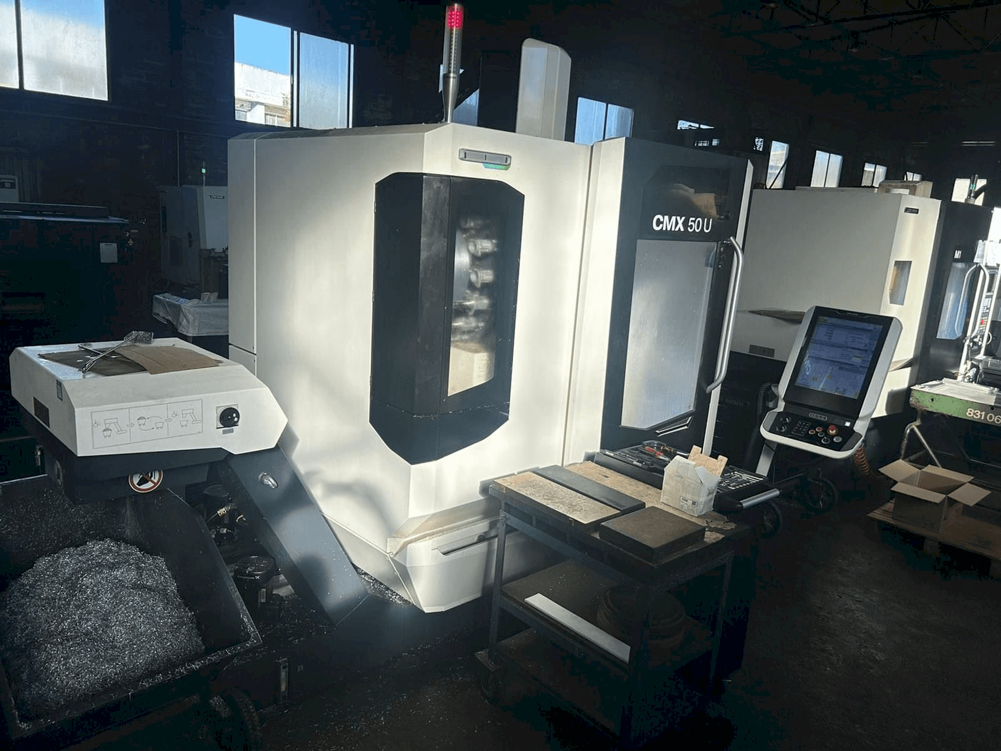 Frontansicht der DMG MORI CMX 50 U Maschine
