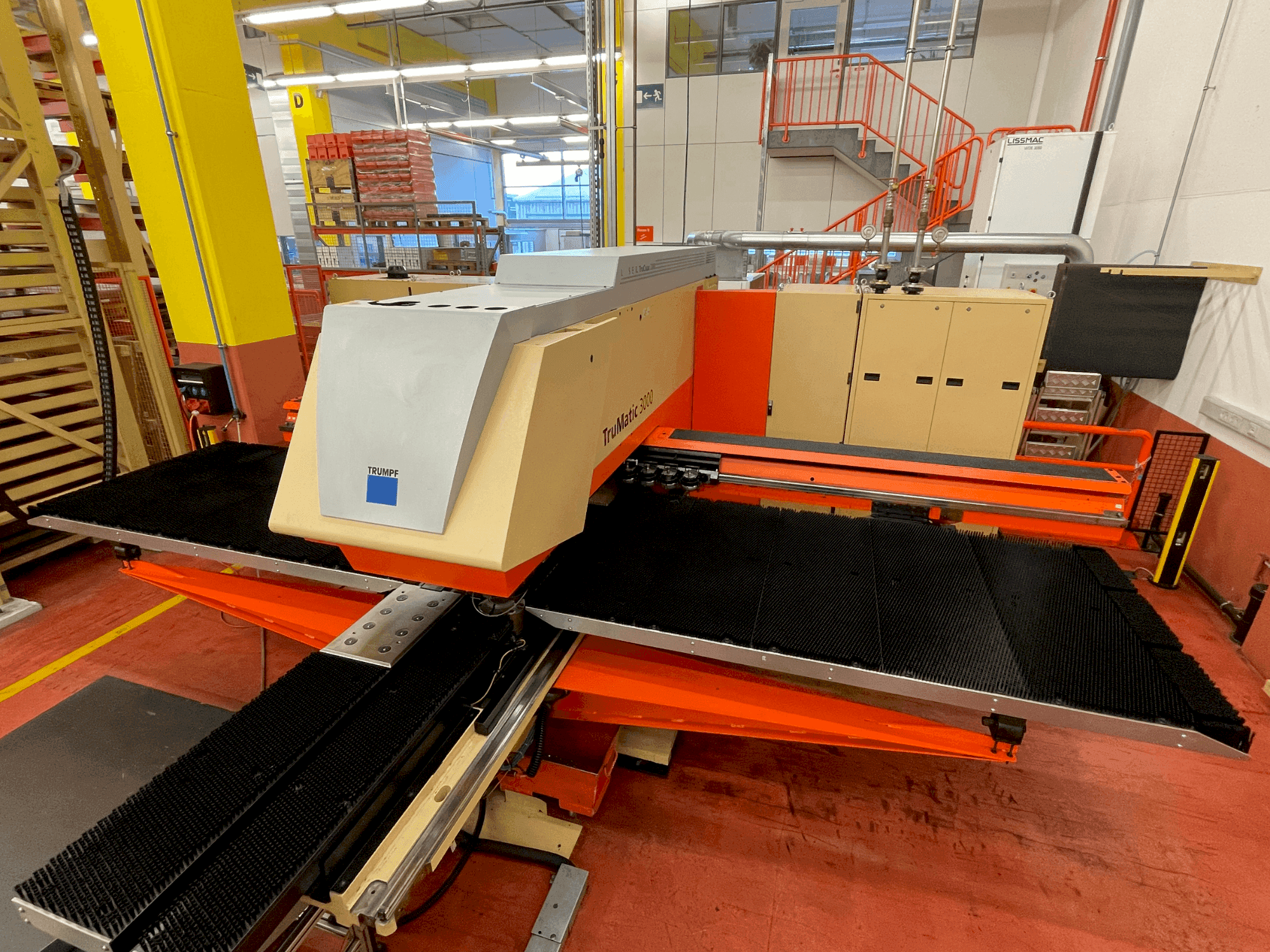 Frontansicht der TRUMPF TruMatic 3000 Maschine