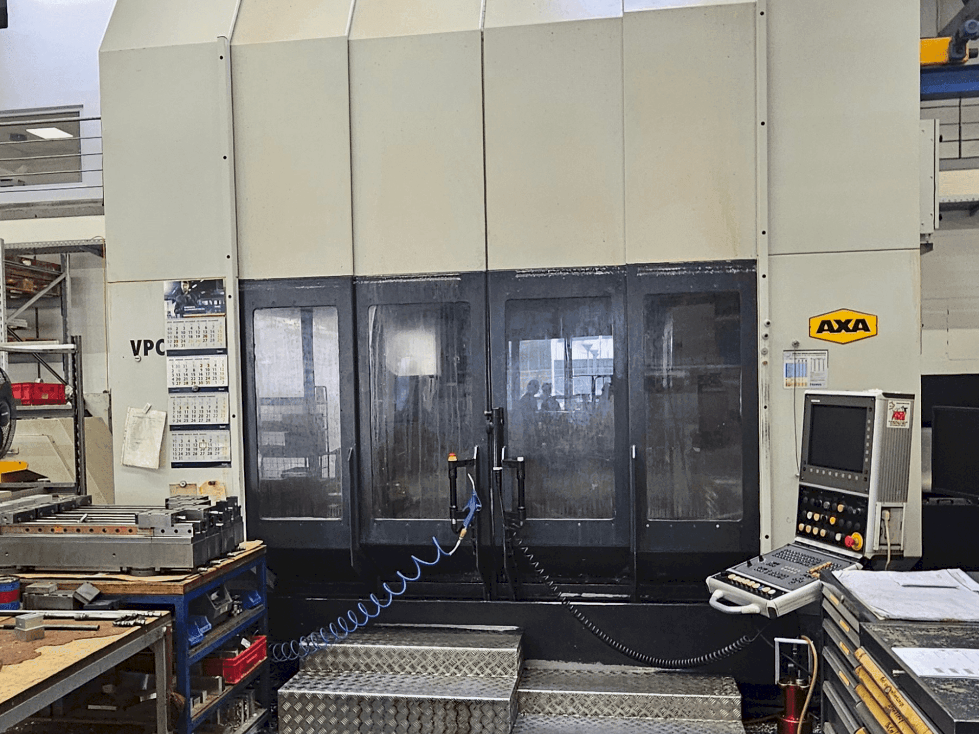 Frontansicht der AXA VPC-40-U Maschine