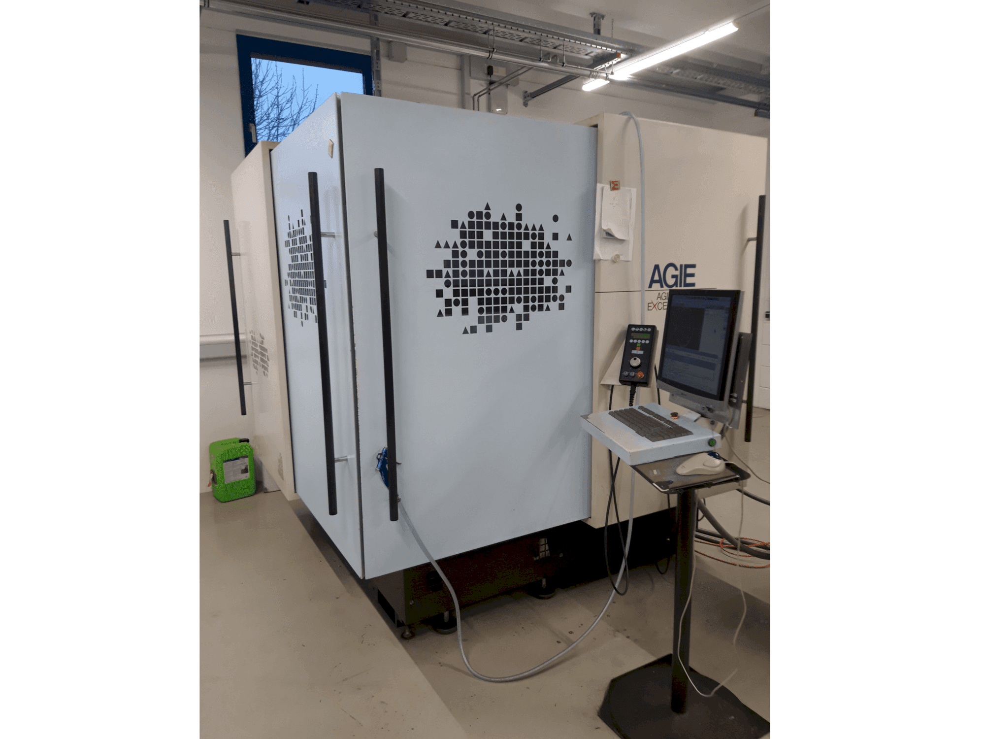 Frontansicht der AGIE Agiecut Excellence 2F Maschine