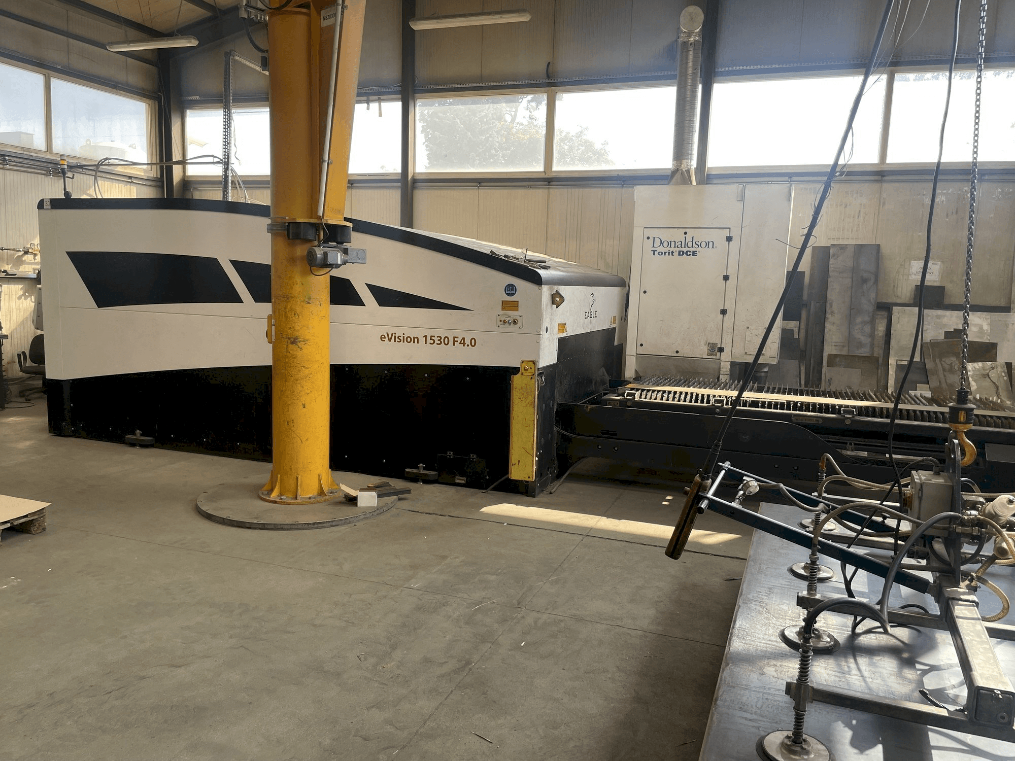 Frontansicht der EAGLE eVision 1530 F4.0 Maschine