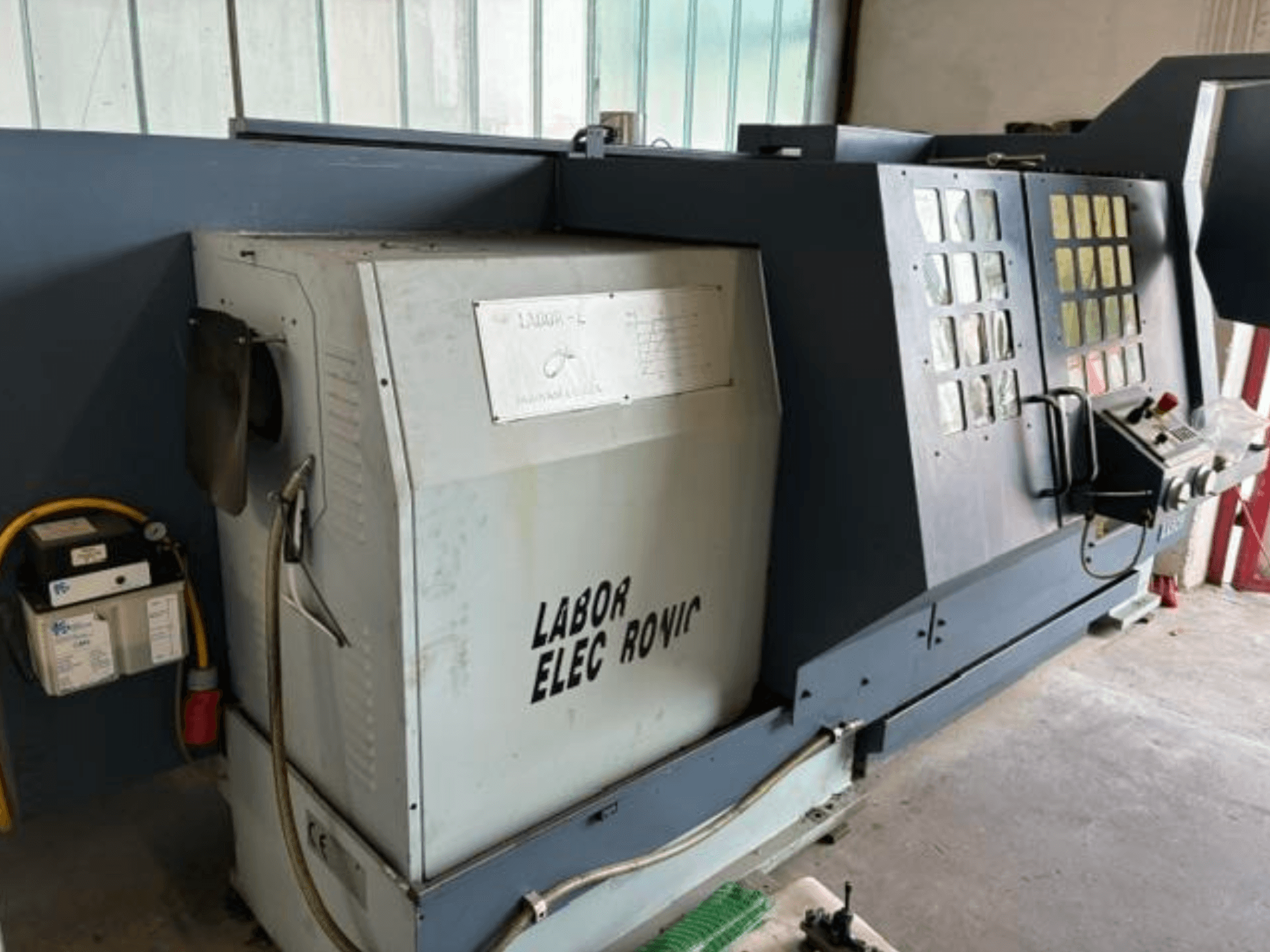 Horizontal-Drehmaschine PADOVANI E255/1500, Seitenansicht mit Bedienelementen, Schaltschrank und Betriebsfunktionen.