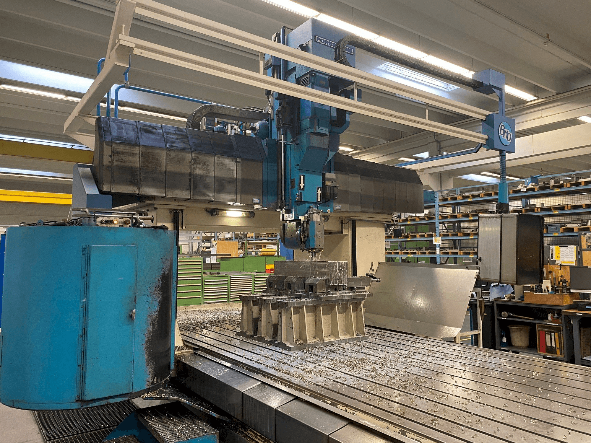 Frontansicht der Forest Line Seramill 240 Maschine