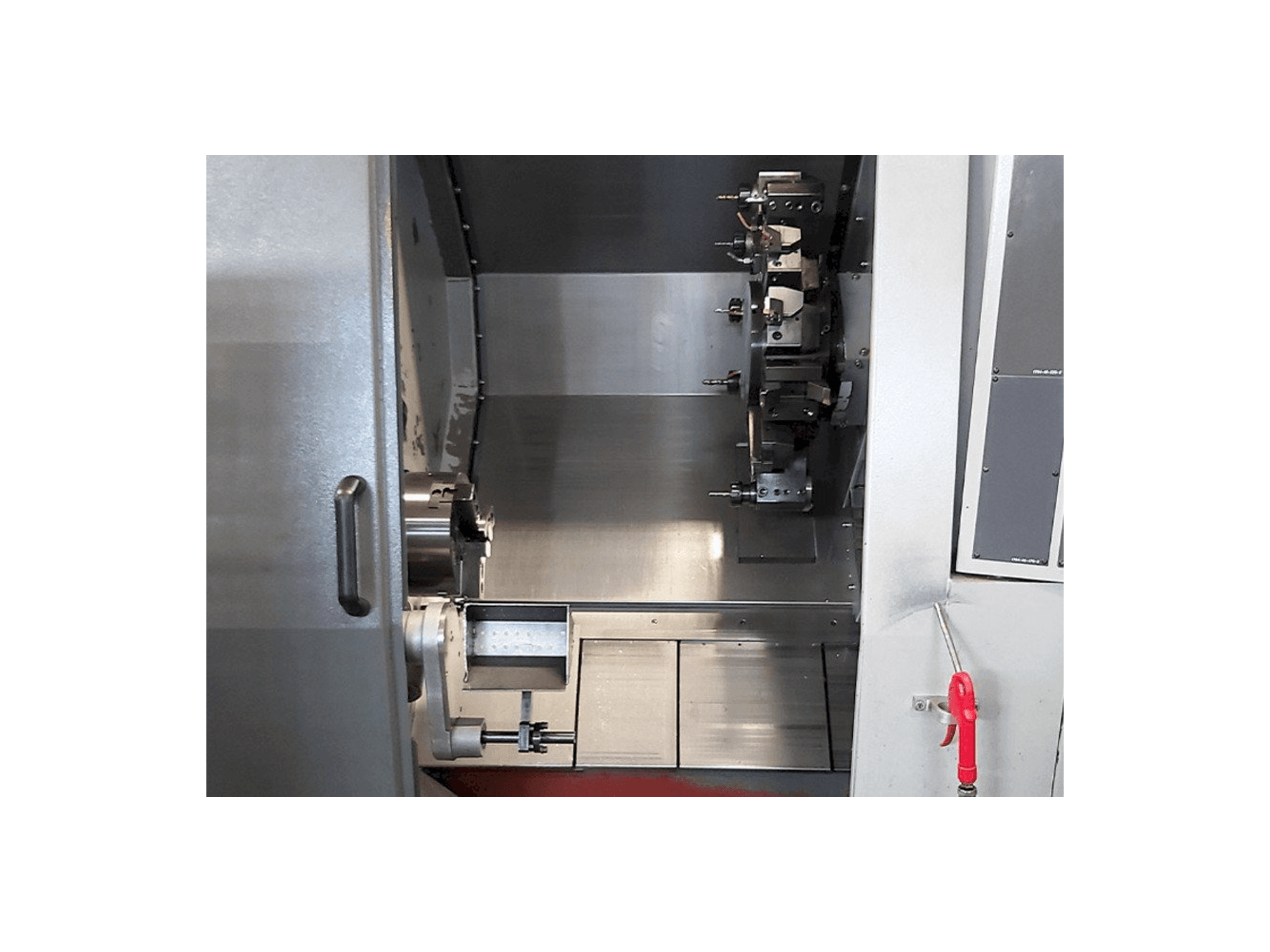 Frontansicht der Hyundai Kia SKT210SY Maschine