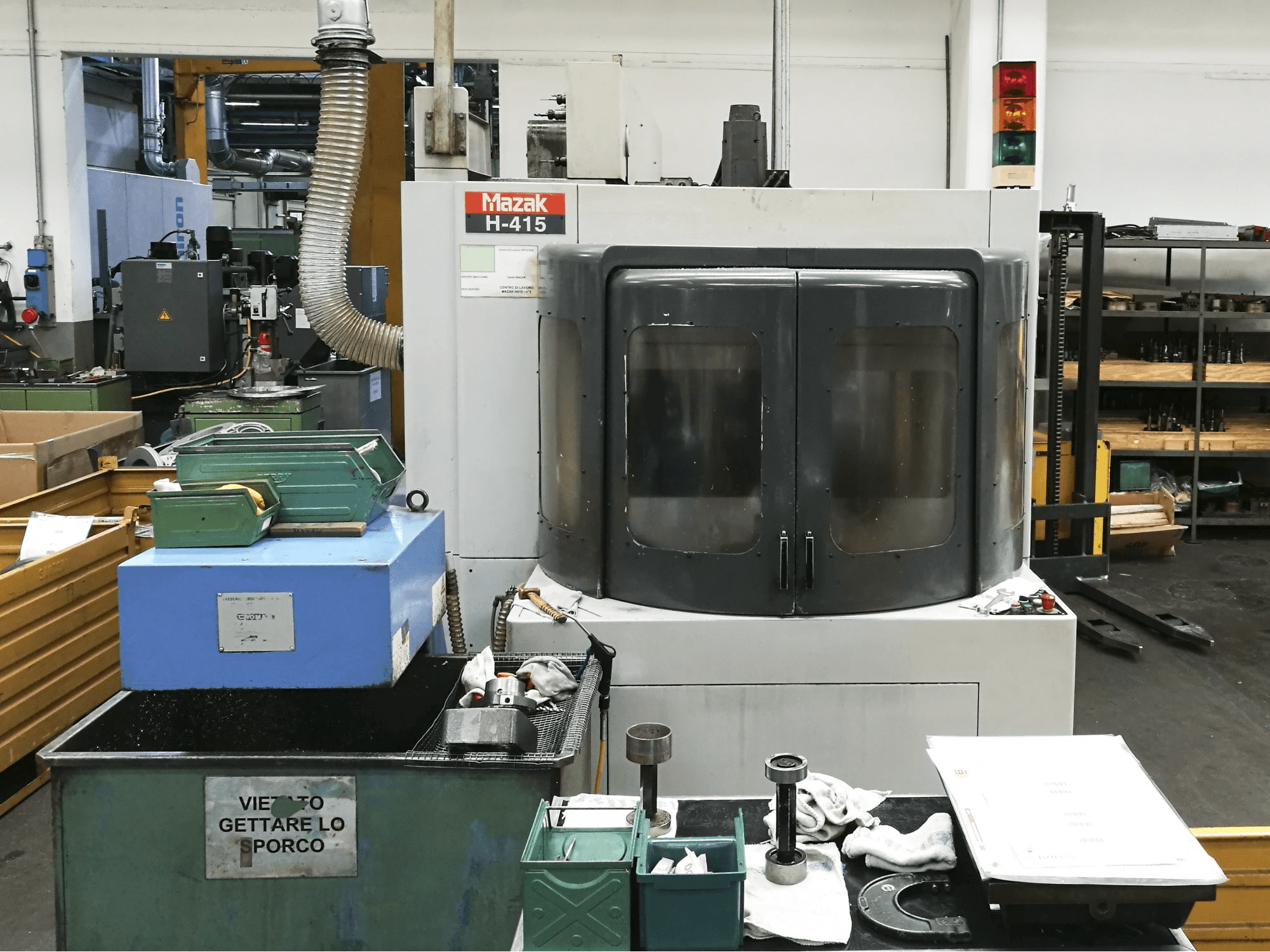 Frontansicht der Mazak H-415 Maschine