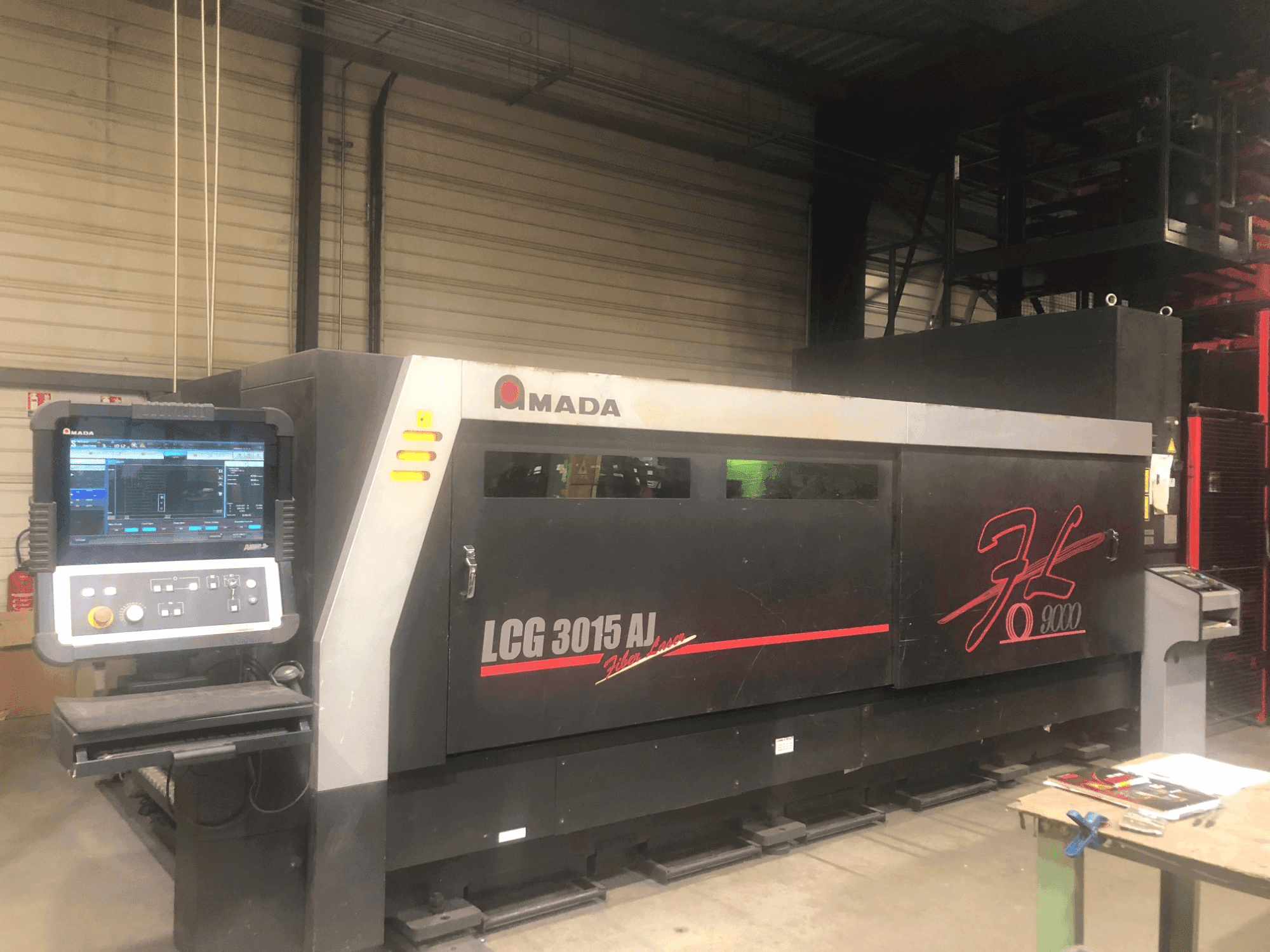 Frontansicht der AMADA LCG-3015AJ 9kw + ASLUL TWIN TOWER Maschine