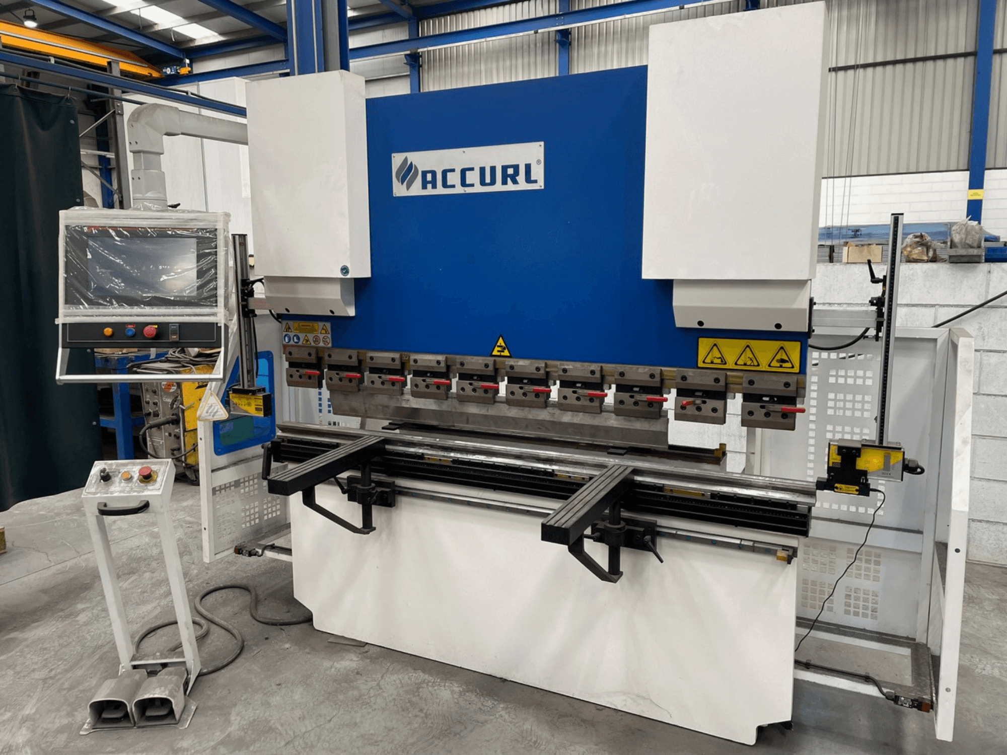 ACCURL M37-63Tx2000 Abkantpresse in Vorderansicht, wobei das Bedienfeld, die Sicherheitsvorrichtungen und die Biegewerkzeuge zu sehen sind.