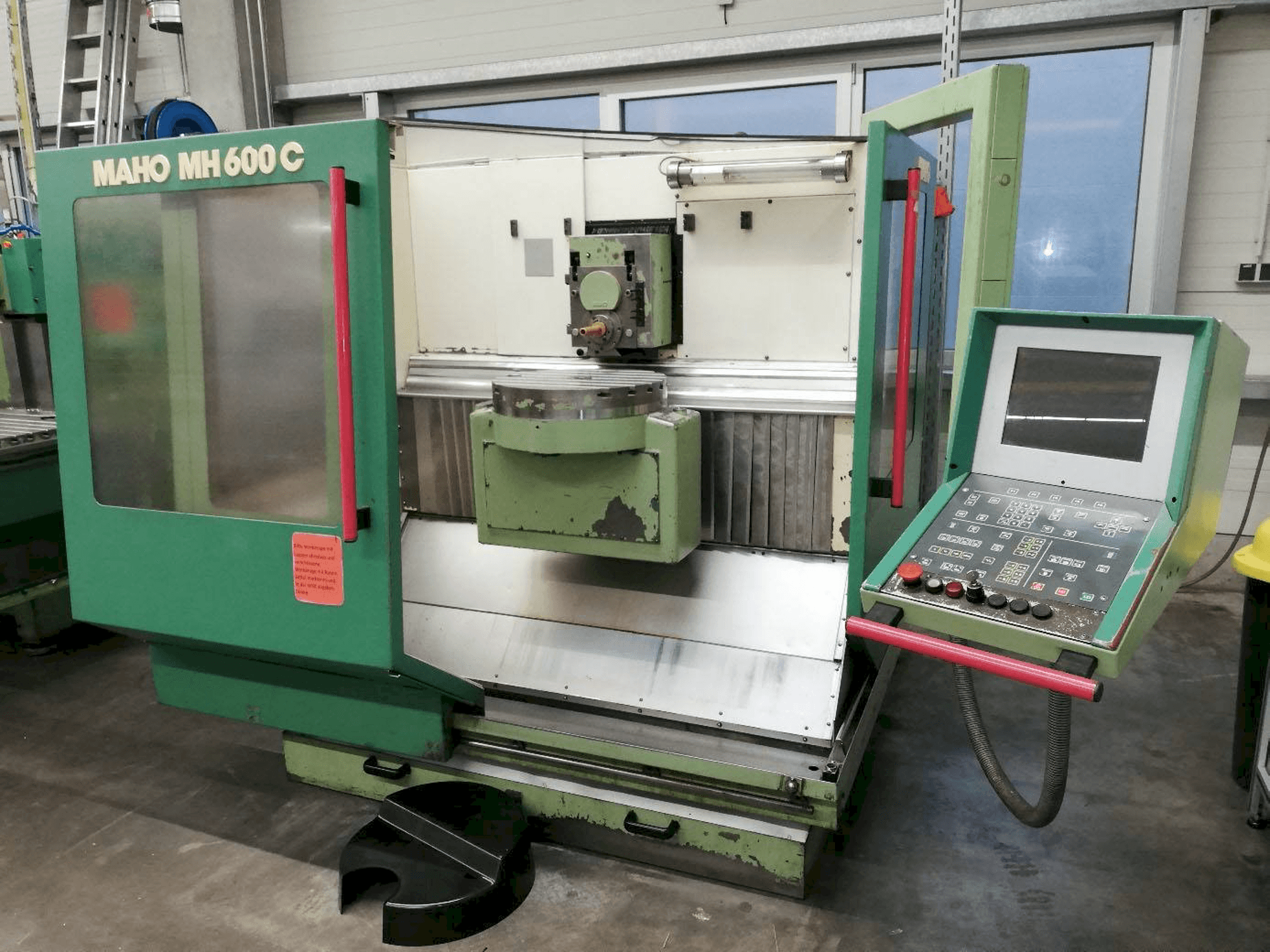 Linke Seitenansicht der Maho MH 600 C Maschine