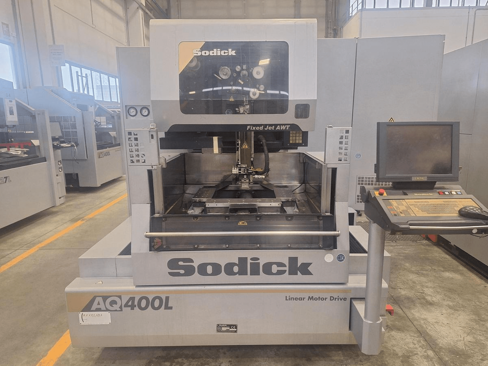 Sodick AQ400L Maschine mit Linearmotorantrieb in der Frontansicht, mit Bedienfeld und internem Arbeitsbereich.