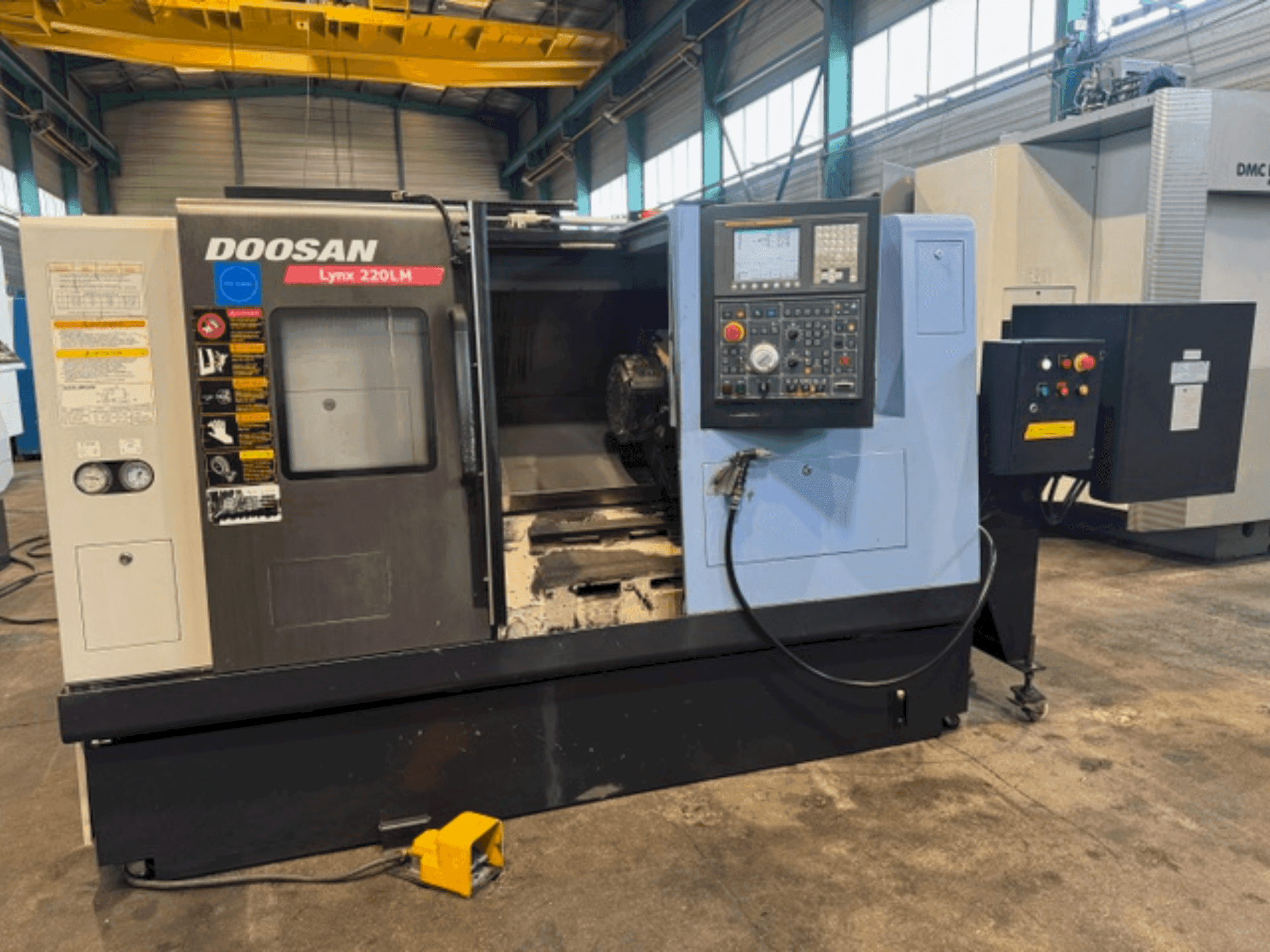 Frontansicht der DOOSAN LYNX 220 LMA Maschine