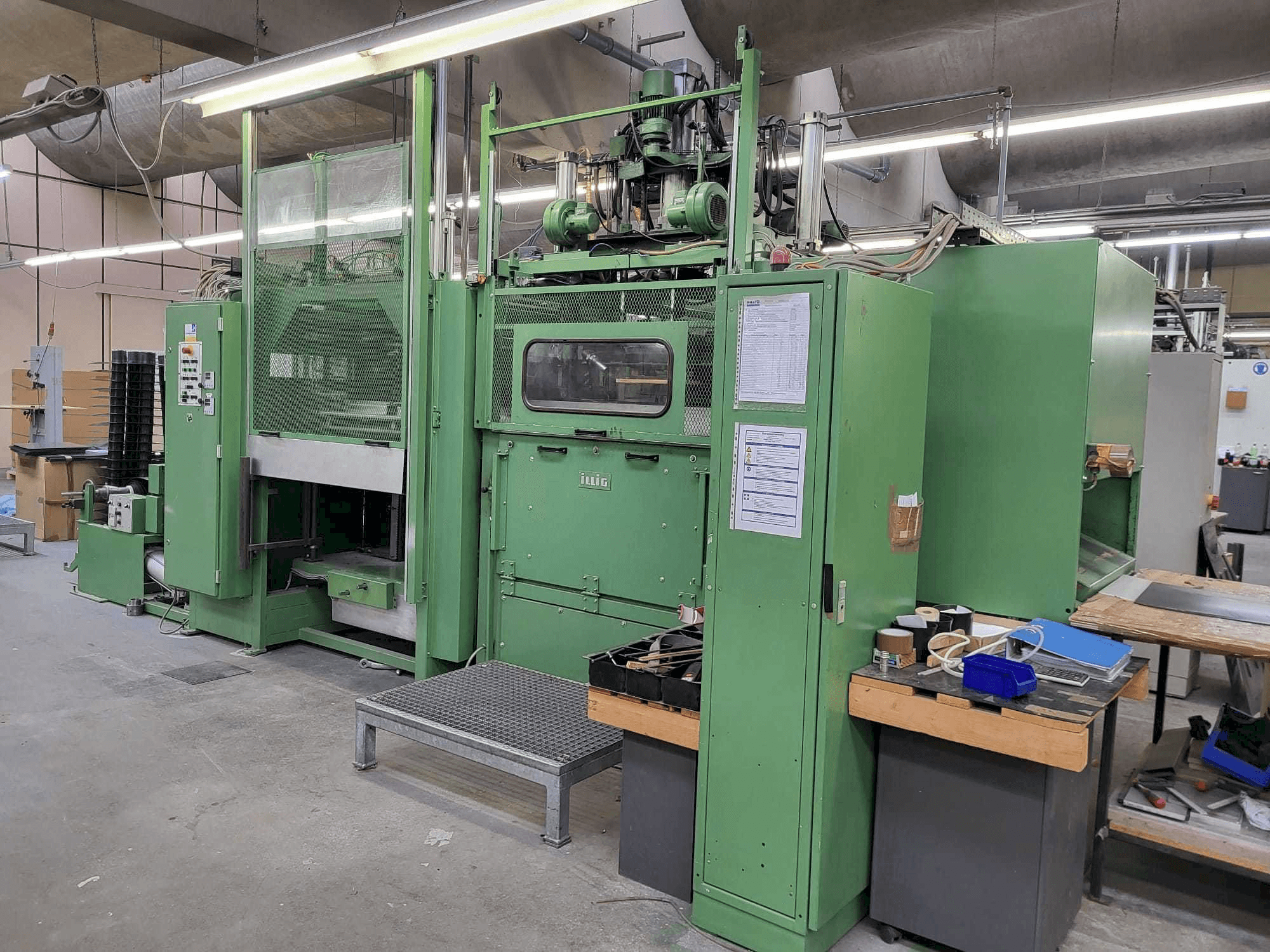 Frontansicht der ILLIG UA100-G Maschine