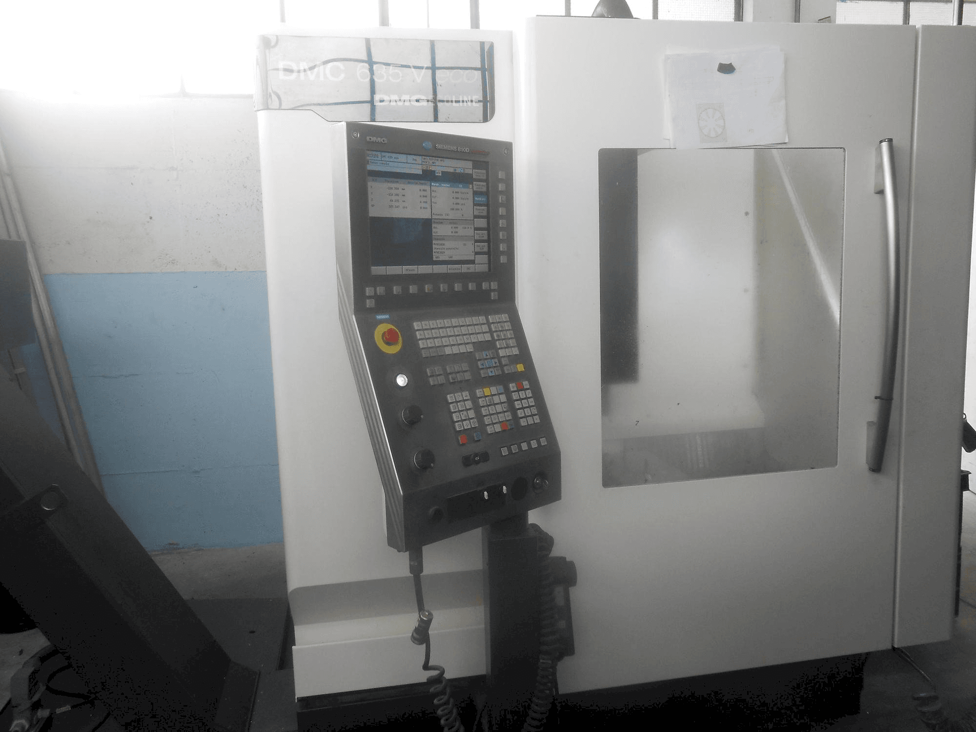 Frontansicht der DECKEL MAHO DMC 635V Maschine