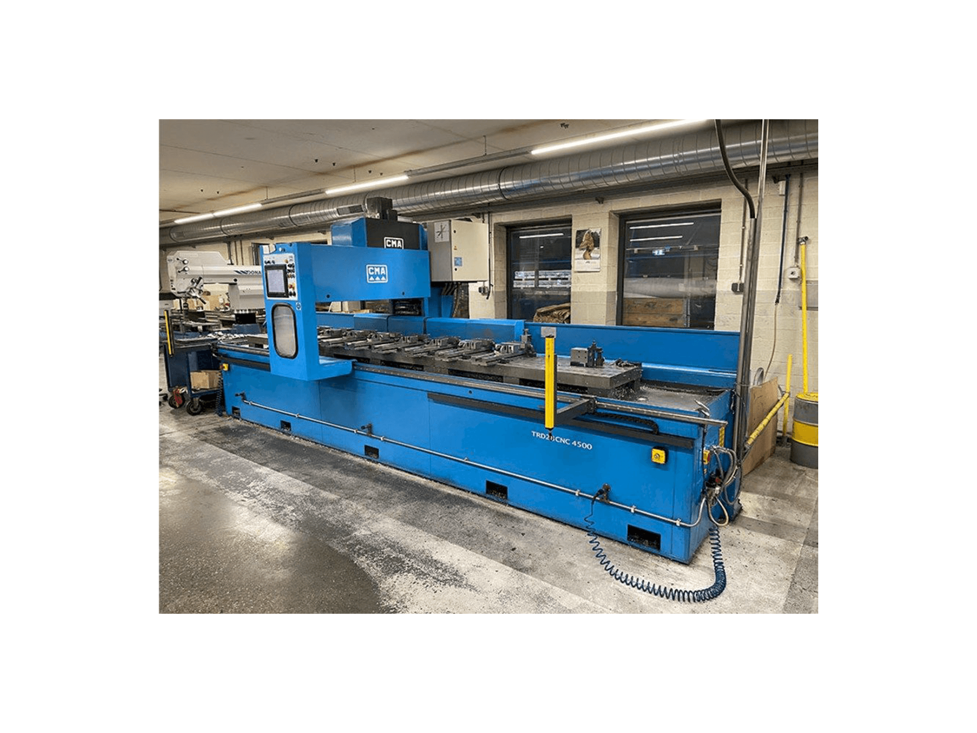 Frontansicht der CMA TRD28CNC 4500 Maschine
