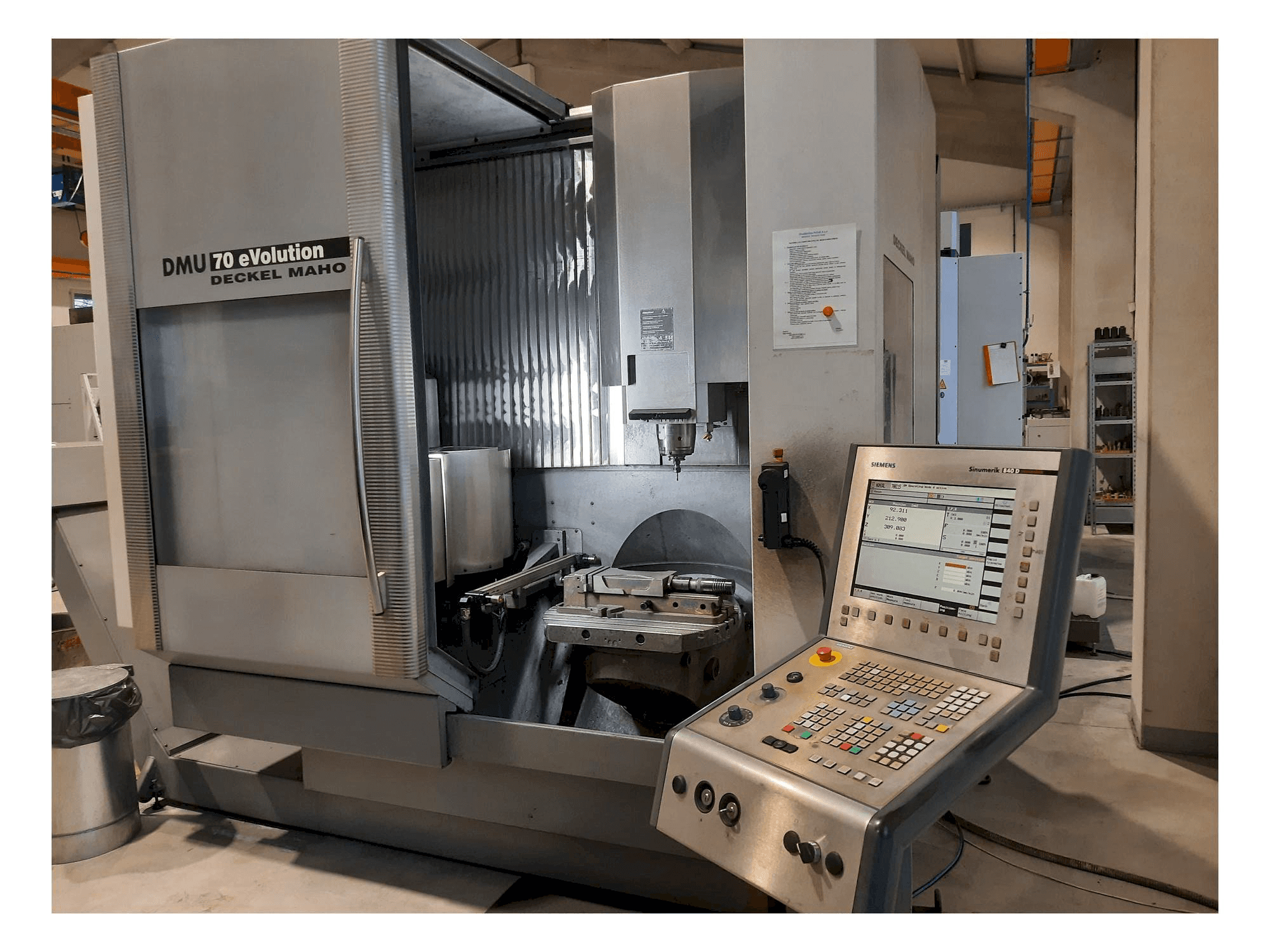 Frontansicht der DMG DMU 70 eVolution Maschine