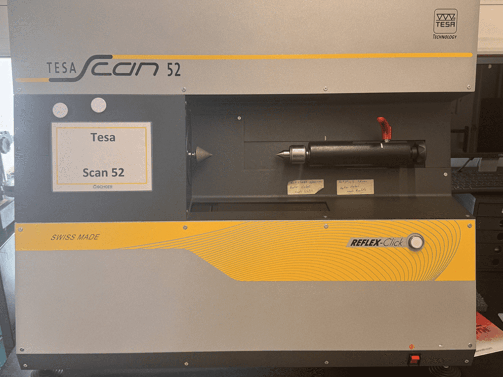 Vorderansicht der optischen Messmaschine TESA Scan 52, auf der die Bedientasten und das „SWISS MADE“-Label zu sehen sind.
