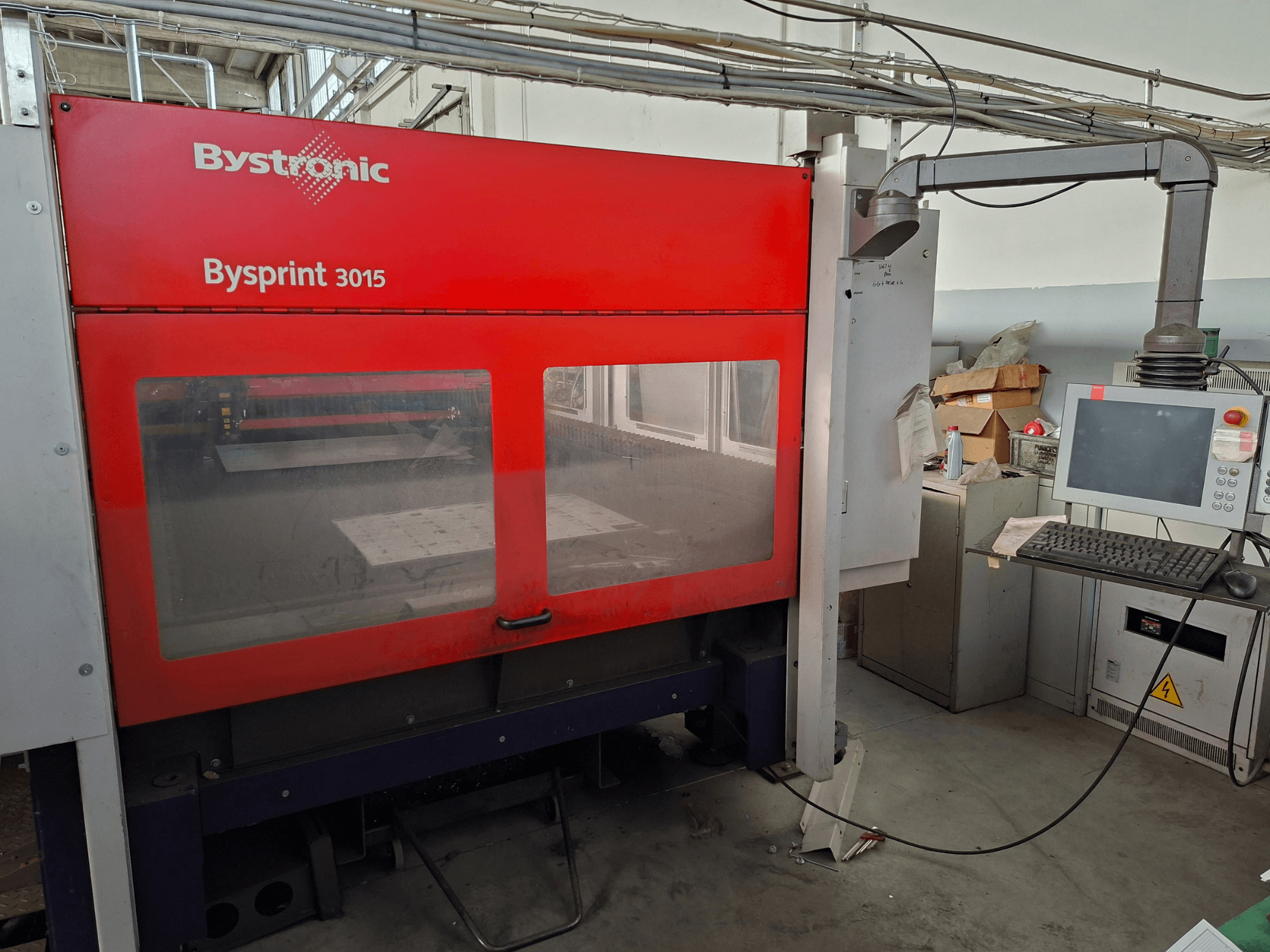 Bystronic Bysprint 3015 CO₂-Laserschneidmaschine, Vorderansicht mit Bedienfeld und Laserschneidbereich.