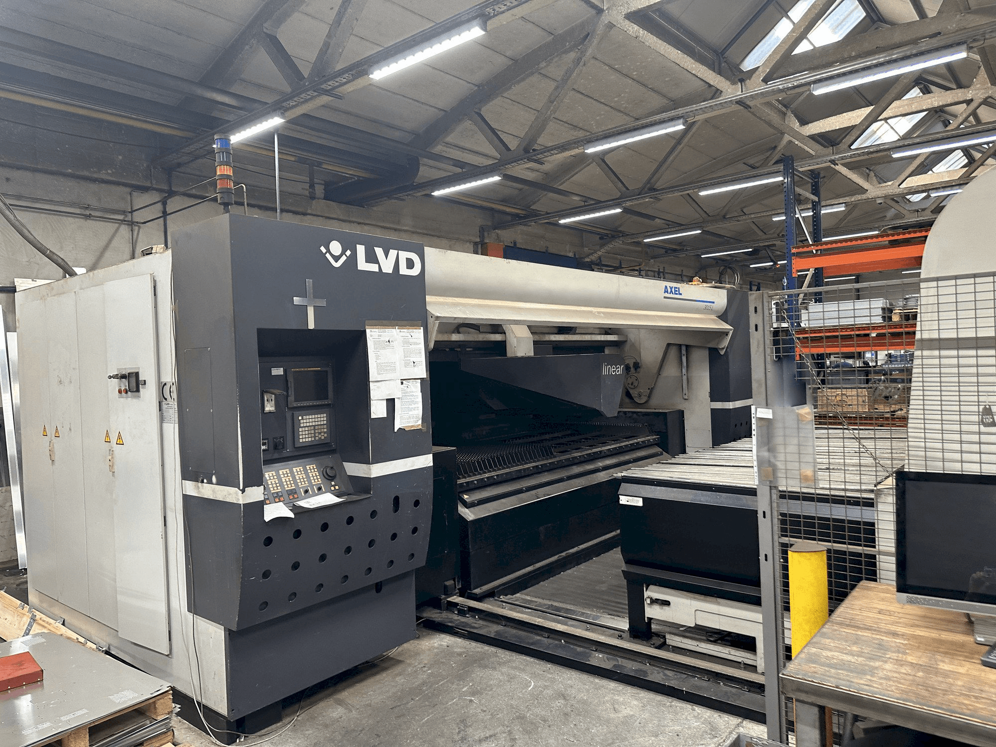 Frontansicht der LVD Axel 3015 Maschine