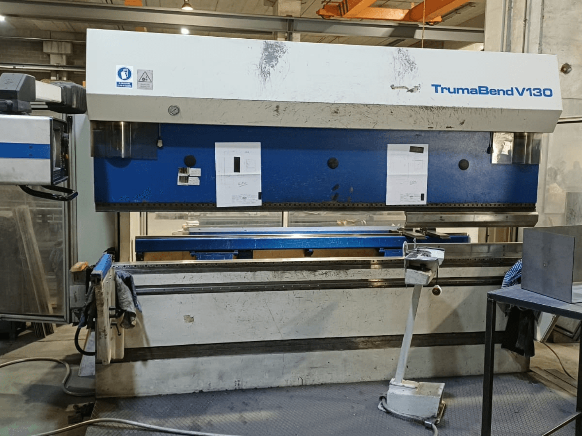 TRUMPF Trumatic Trumabend V130 Abkantpresse in Vorderansicht, mit Bedienfeld, Arbeitsfläche und verstellbaren Werkzeugen.
