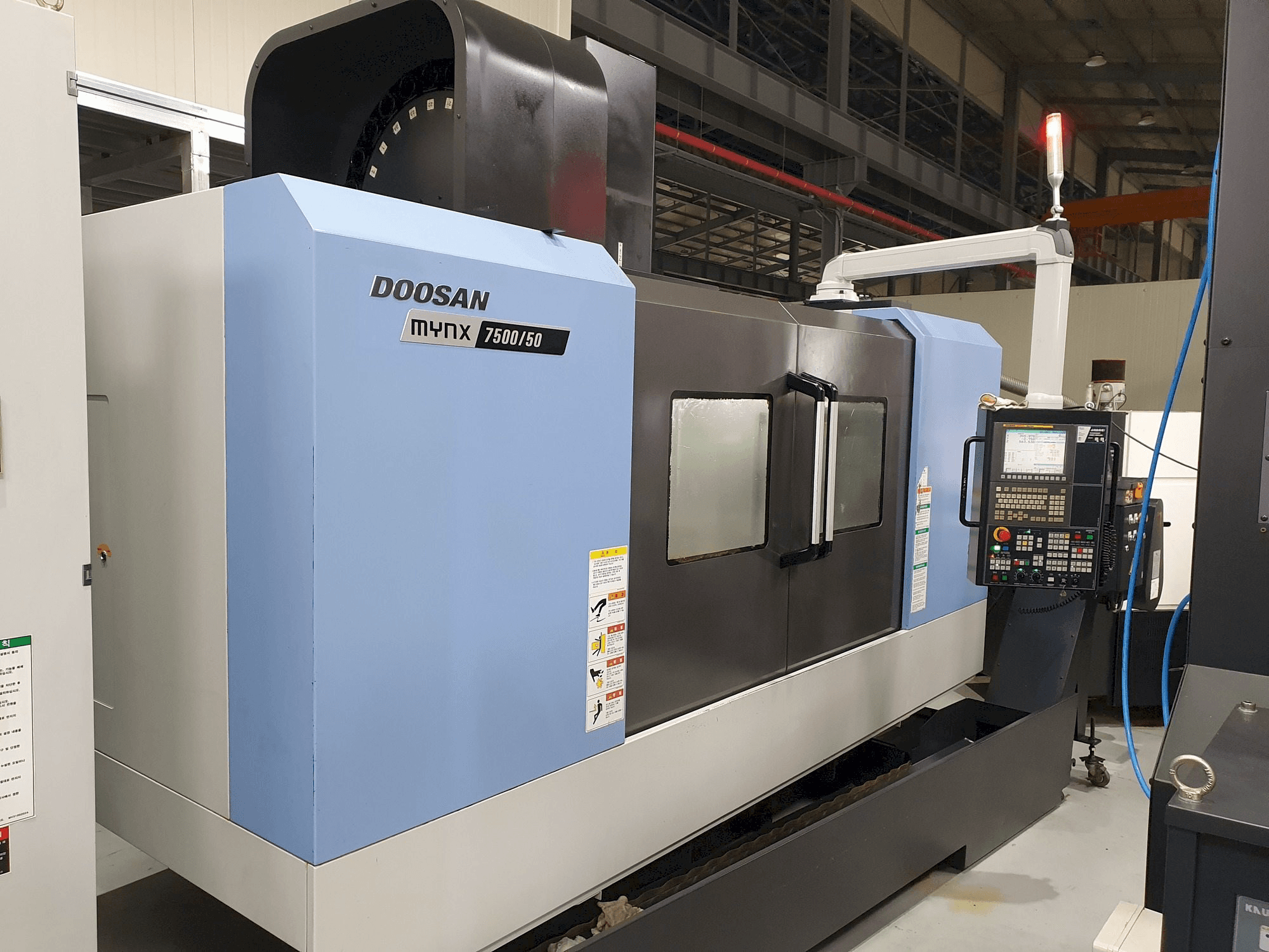 Frontansicht der Doosan MYNX 7500/50 Maschine