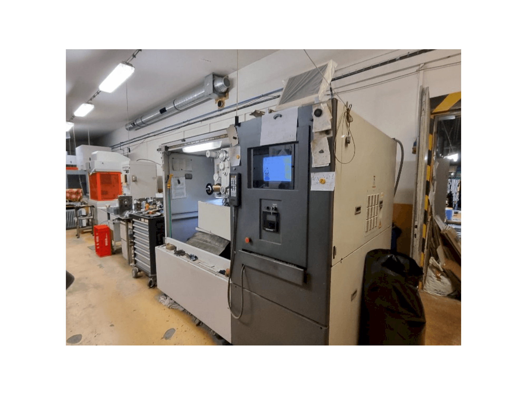 Frontansicht der HITACHI SEIKI 254Y Maschine