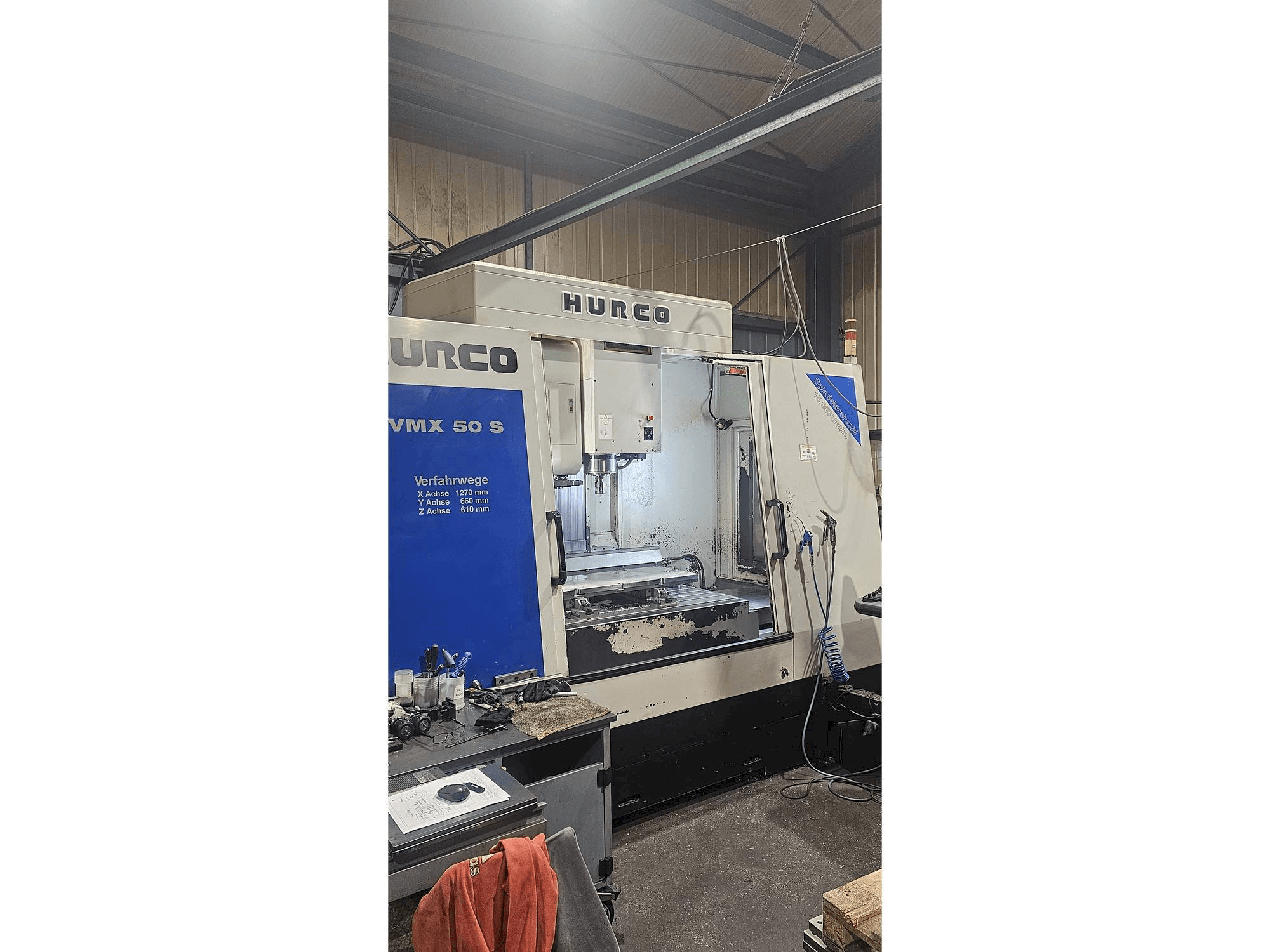 Linke Seitenansicht der Hurco VMX 50 S Maschine