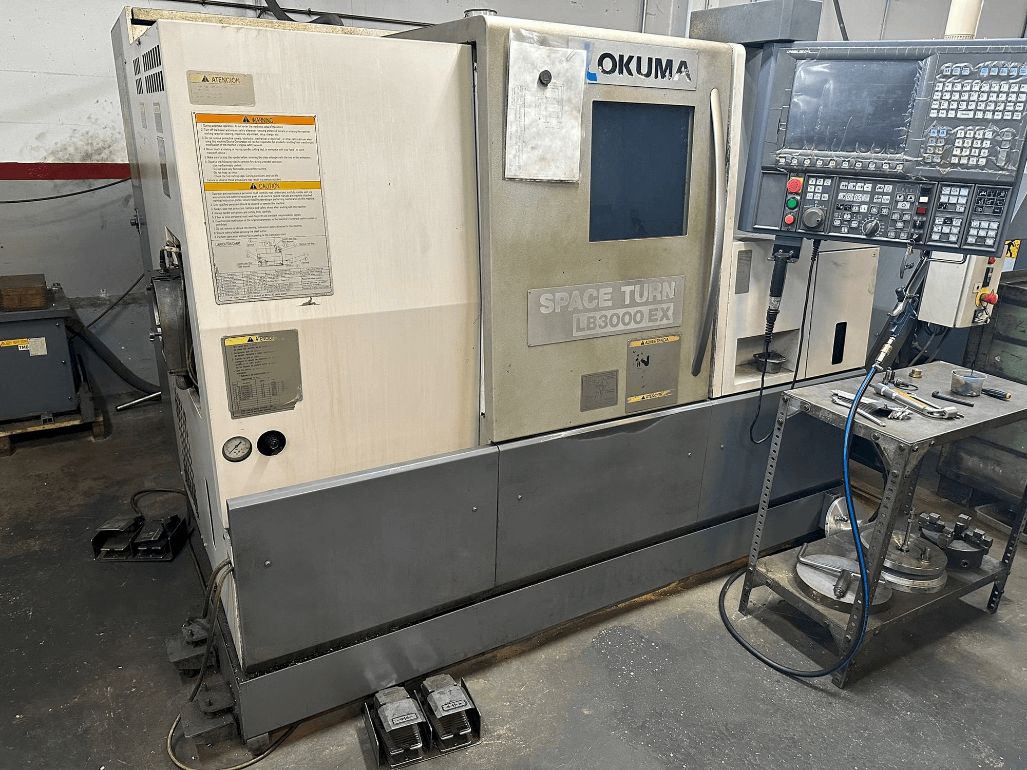 Frontansicht der Okuma LB 3000EX Maschine
