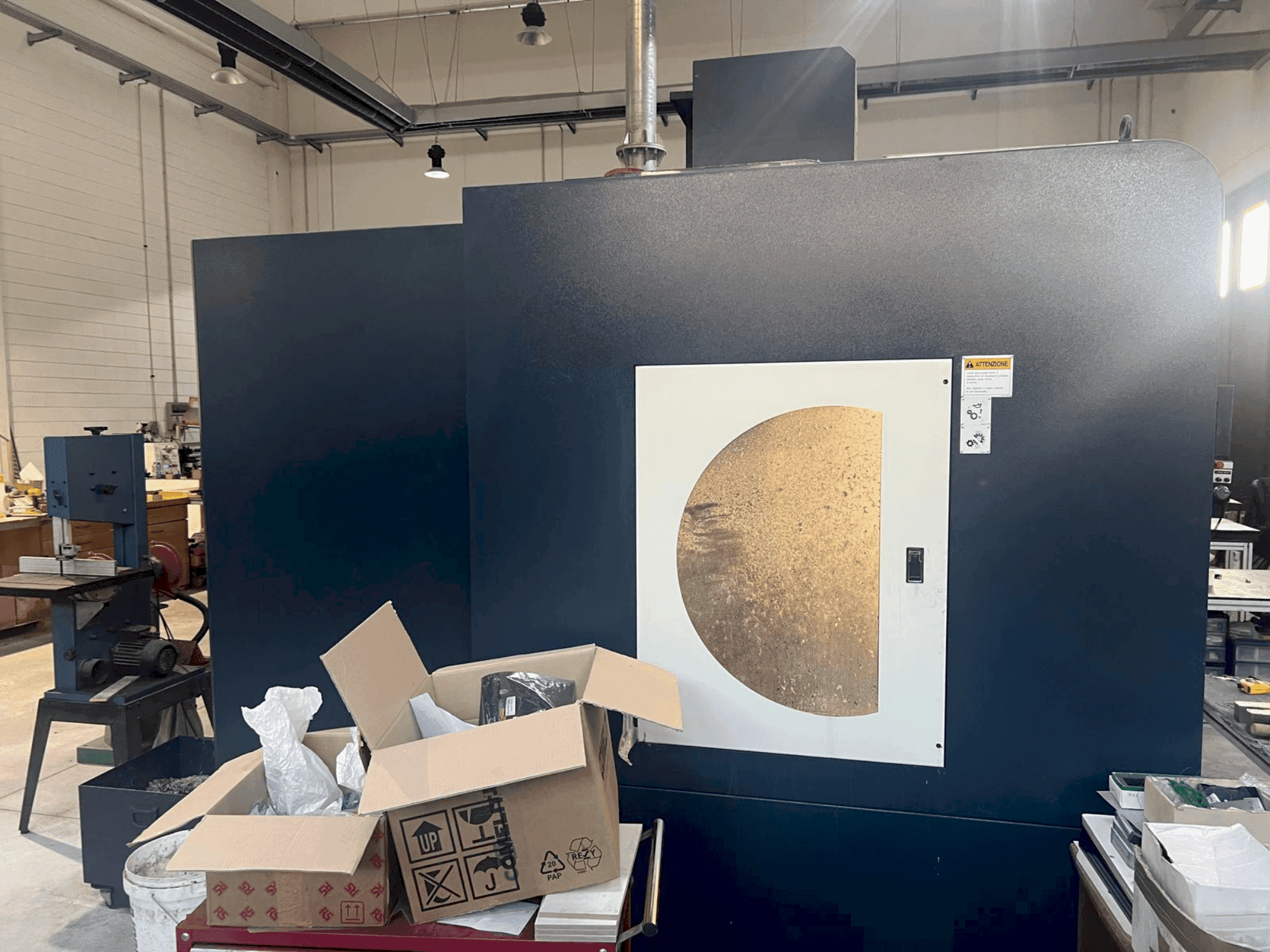 Frontansicht der Johnford Dart VMC 1000A HI TECH Maschine