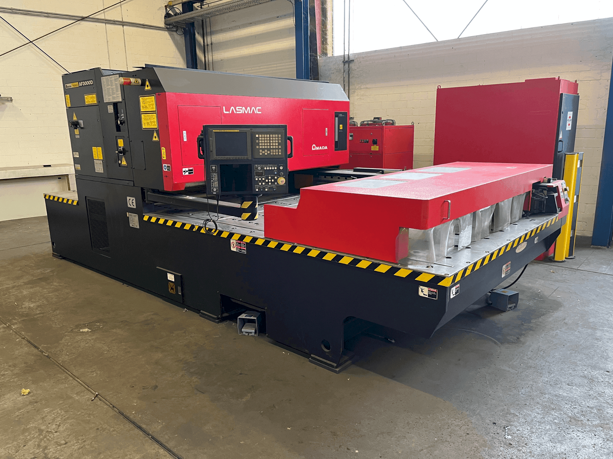 Frontansicht der AMADA LC-2415 A3 Maschine