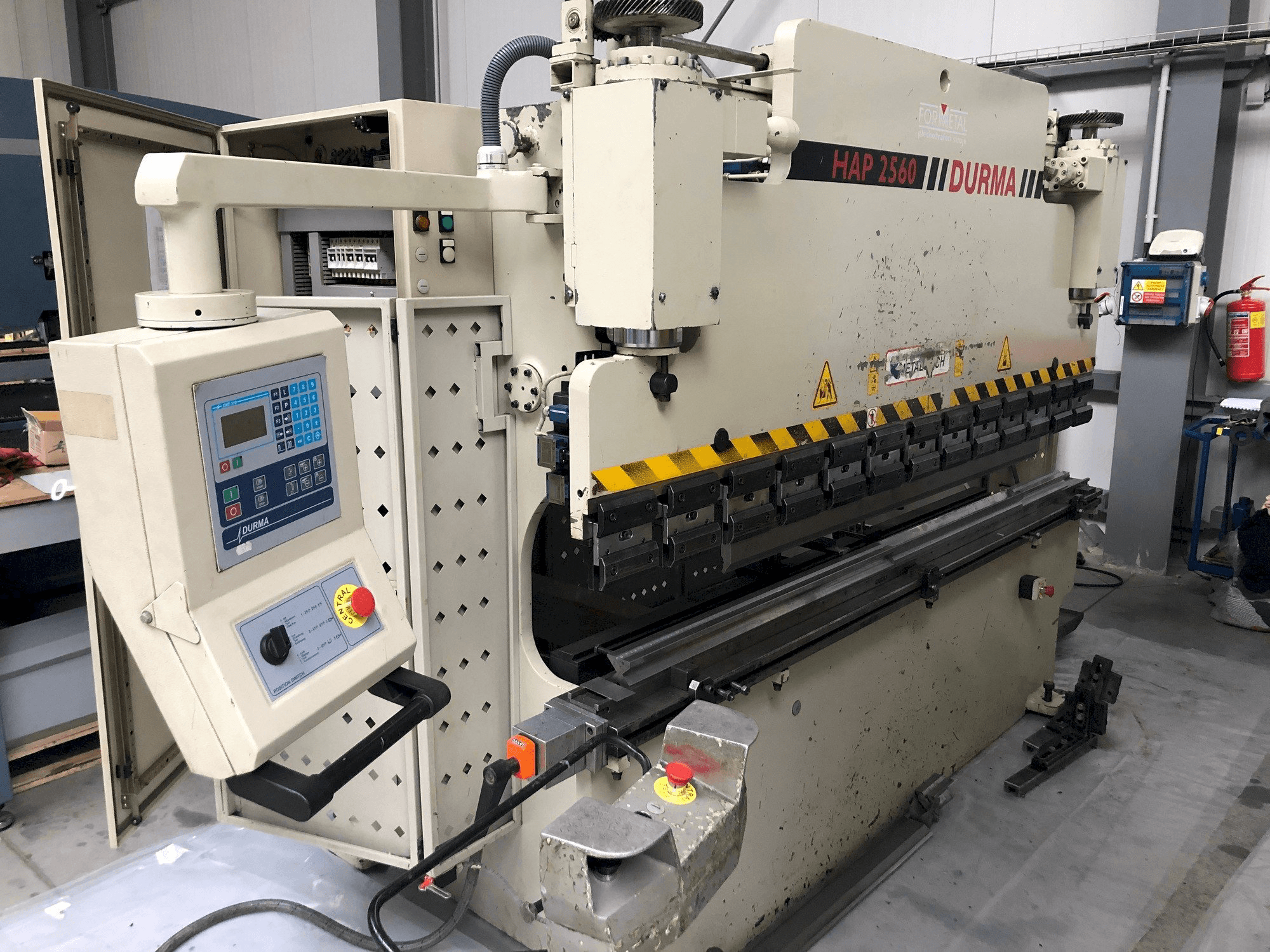 Frontansicht der Durma HAP 2560 Maschine