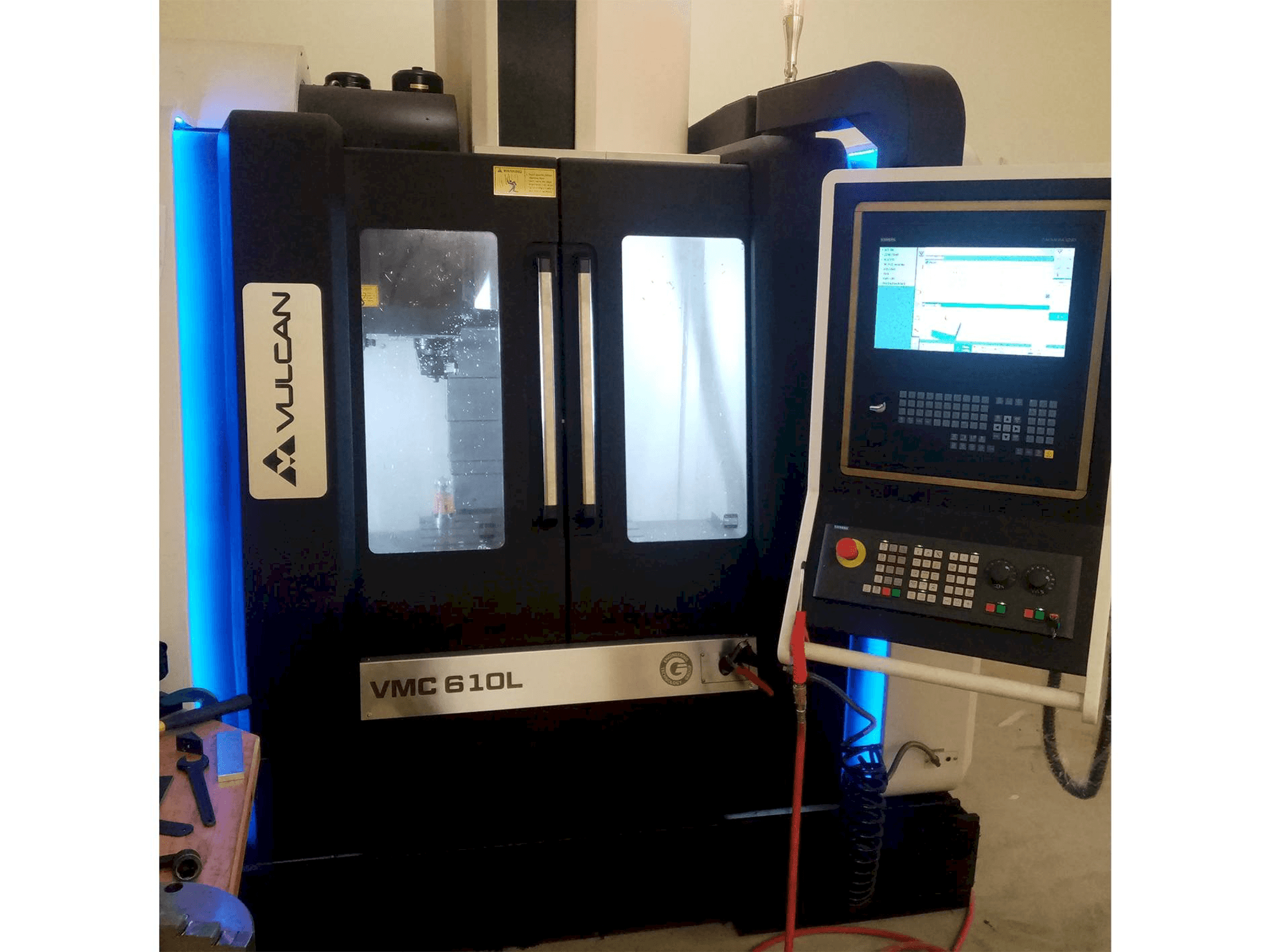 Frontansicht der VULCAN VMC 610L Maschine