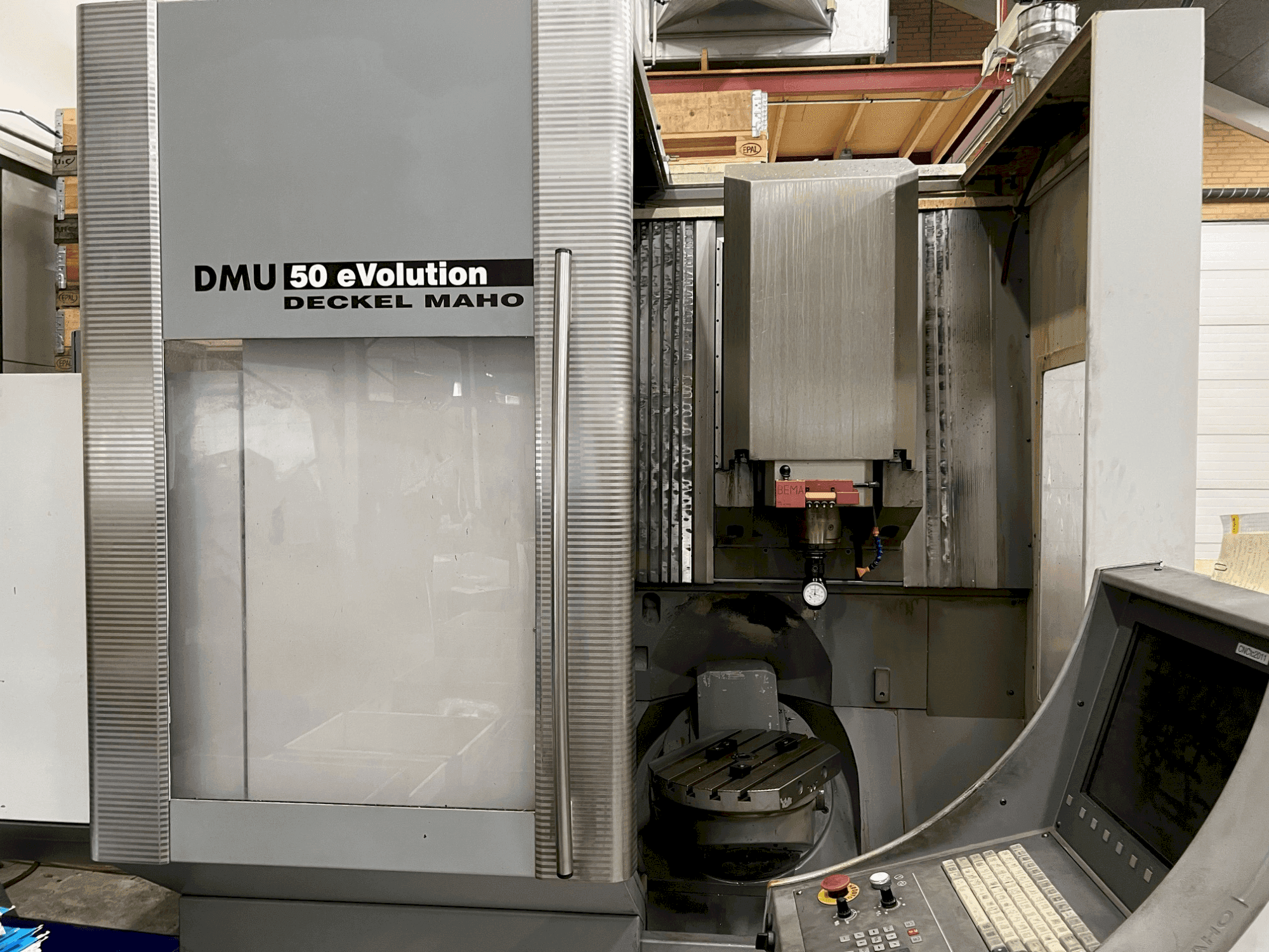 Frontansicht der DECKEL MAHO DMU 50 eVolution Maschine