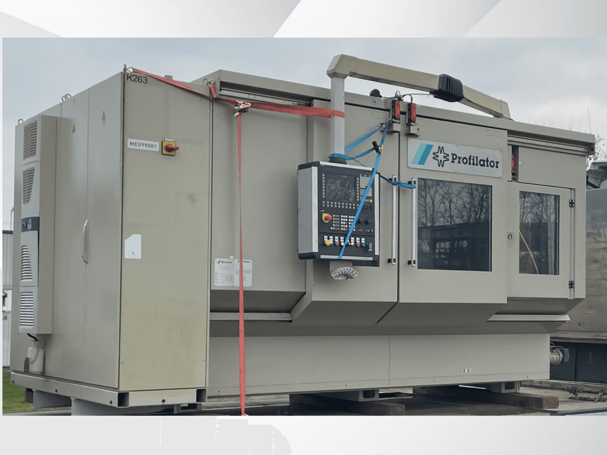 Profillator-Maschine in der Seitenansicht mit Bedienfeld, Sicherheitsschildern und Schutzbändern auf einer Holzplattform.