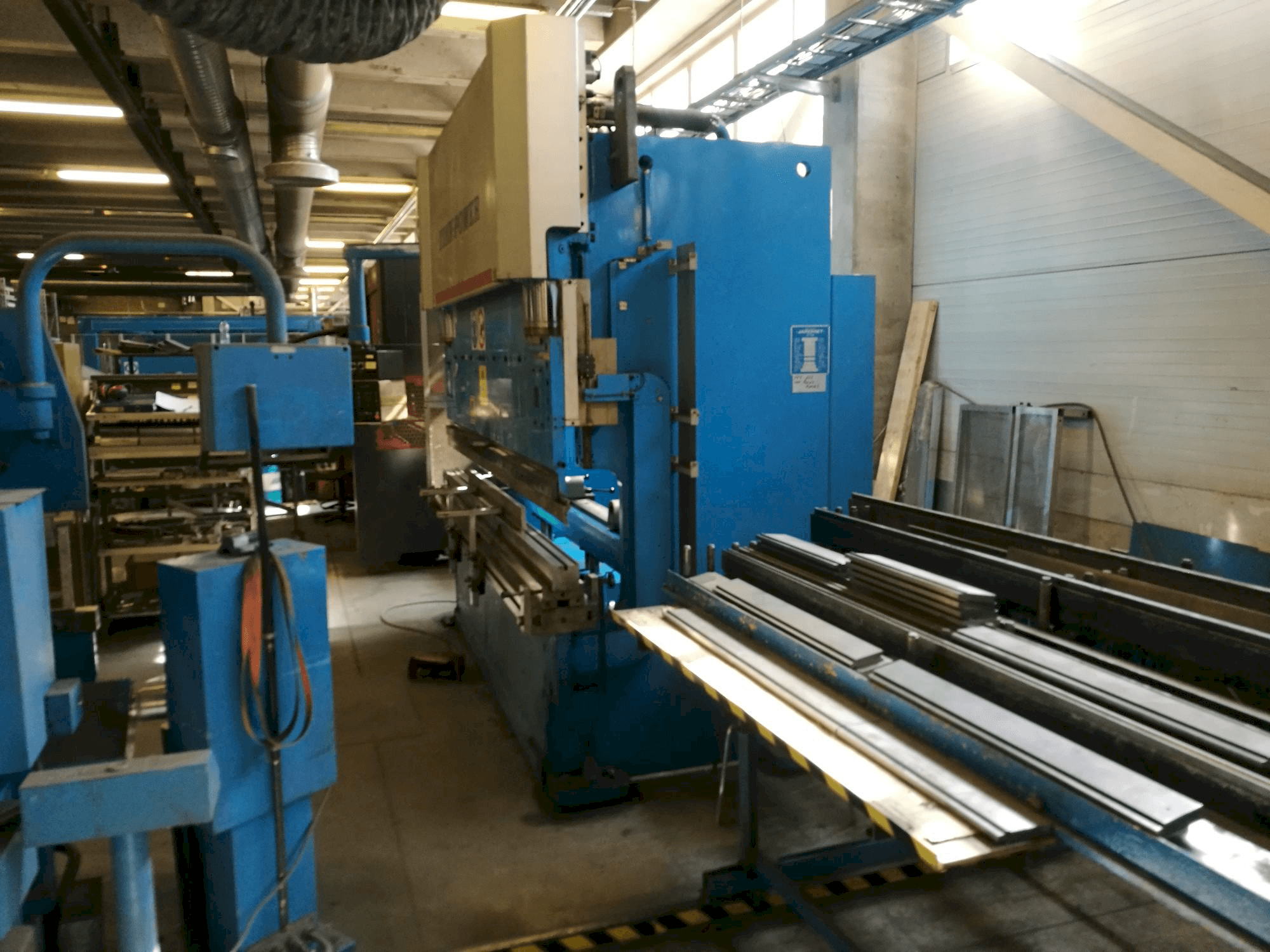 Frontansicht der Finn-Power JAROMET CNC J 100 -3000 Maschine